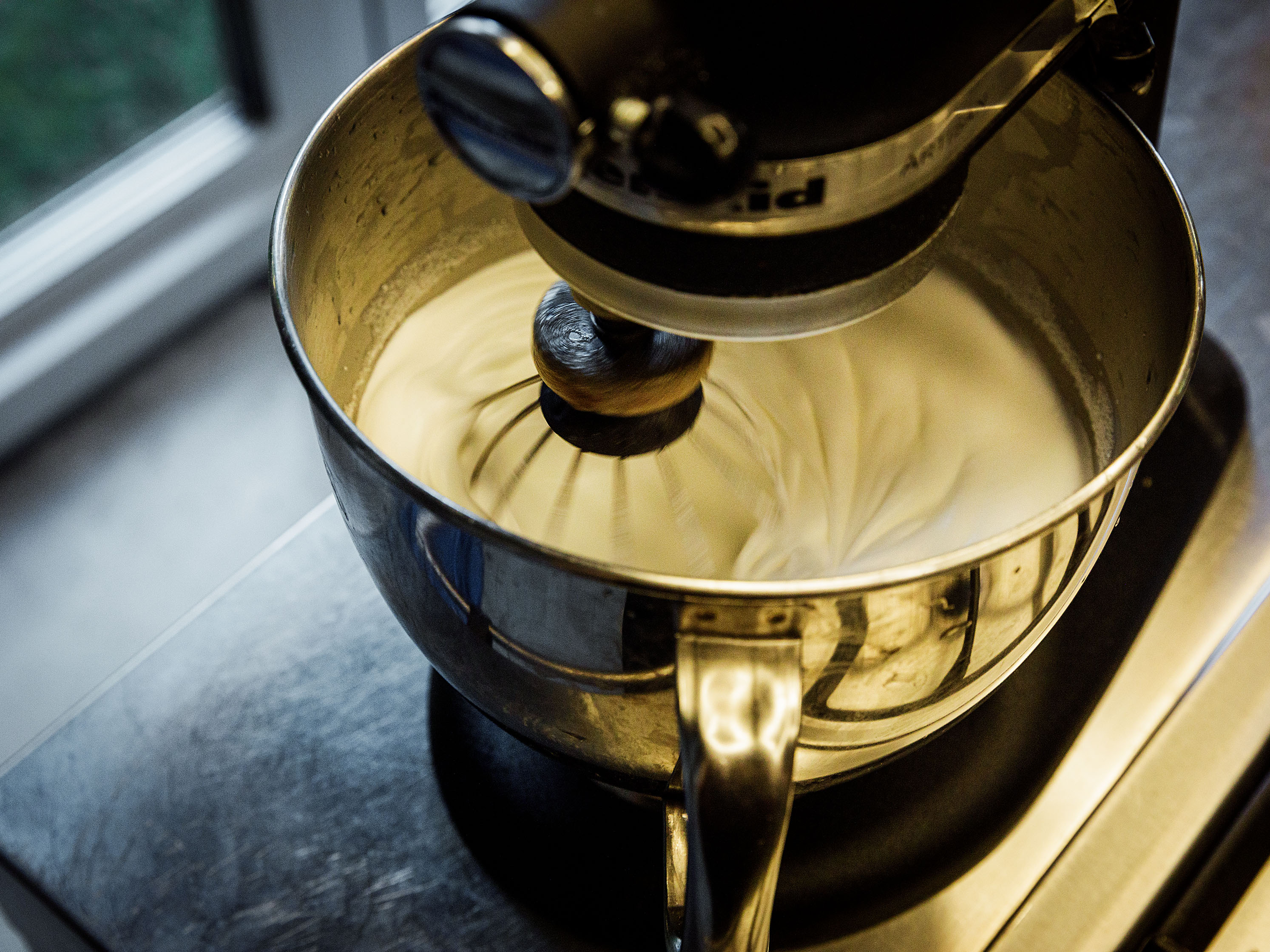 Schritt 2: Schokoladenbiscuit für Glutenfreie Heidelbeer-Schokoladenmeringue-Roulade zubereiten 