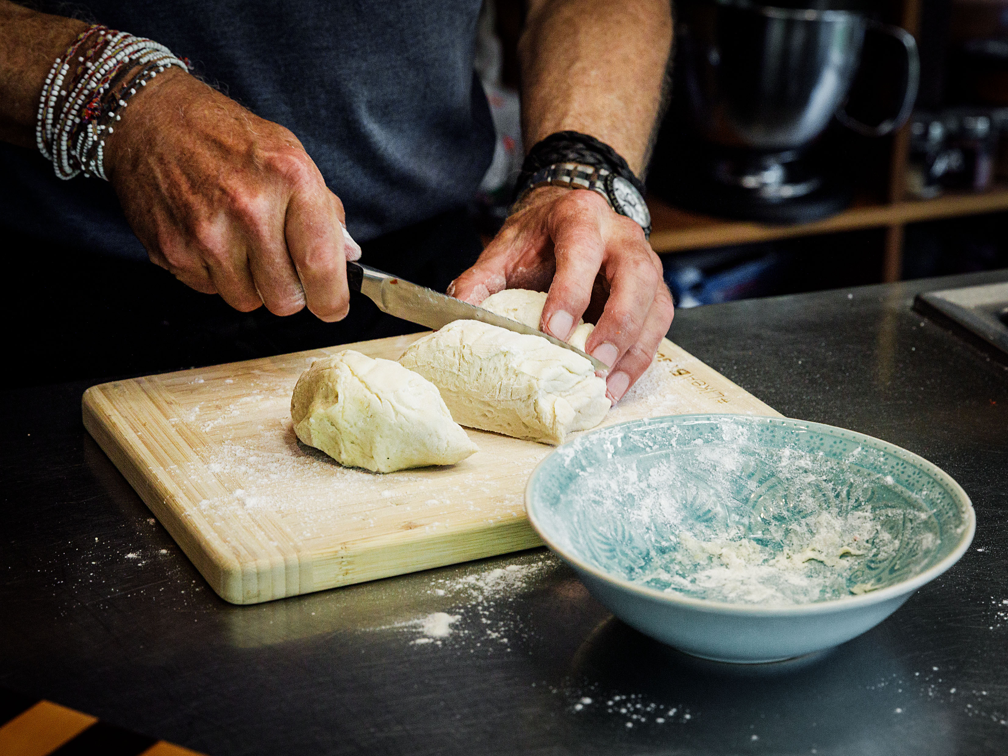 Schritt 3: Den Teig in vier bis sechs Kugeln teilen