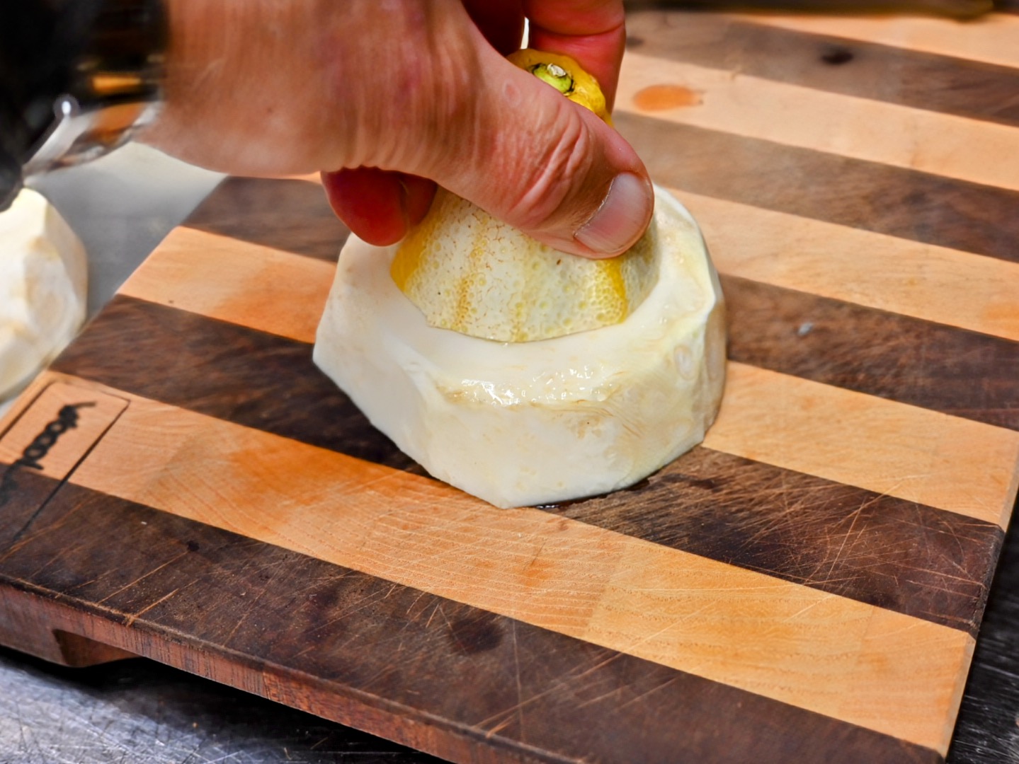 Schritt 1: Sellerie für Sellerie Steak Fondant vorbereiten und anbraten 