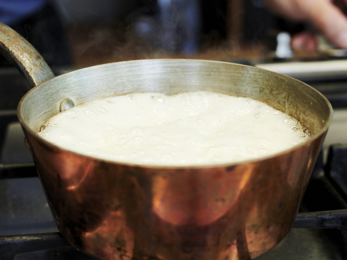 Schritt 7: Zubereitung des Karamells für den glutenfreien Schokoladen-Haselnuss-Kuchen