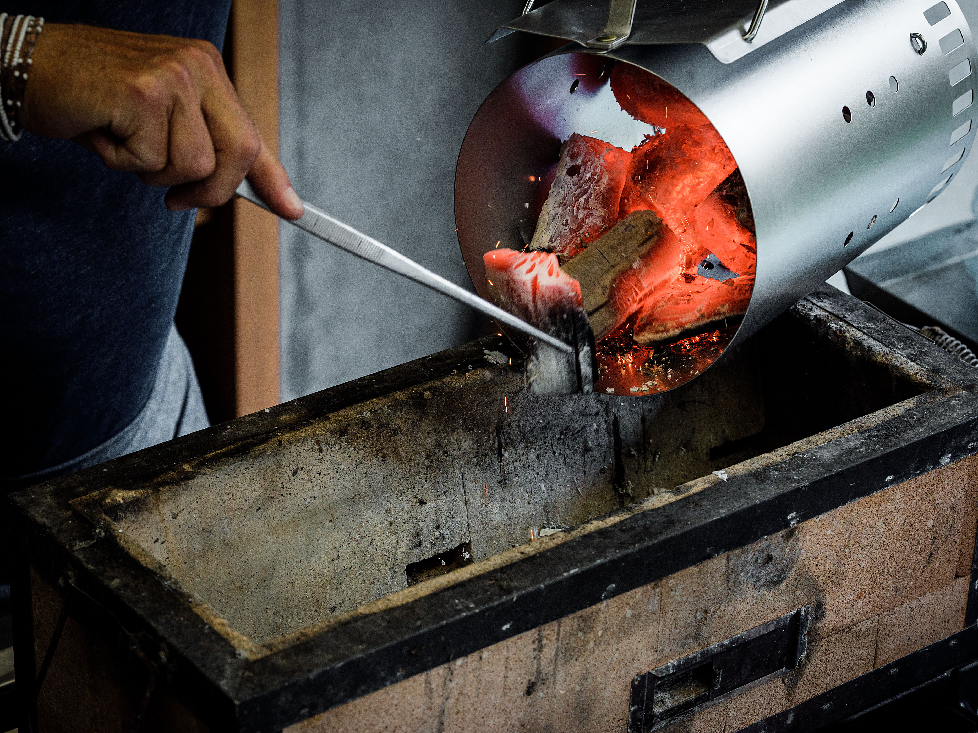 Schritt 3: Holzkohle zum Glühen bringen und Fleisch auf allen Seiten grillieren