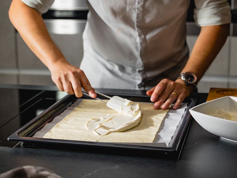 Schritt 1: Vorbereitung für Flammkuchen mit Rauchlachs, Frischkäse und Dill Schritt 1: Vorbereitung für Flammkuchen mit Rauchlachs, Frischkäse und Dill