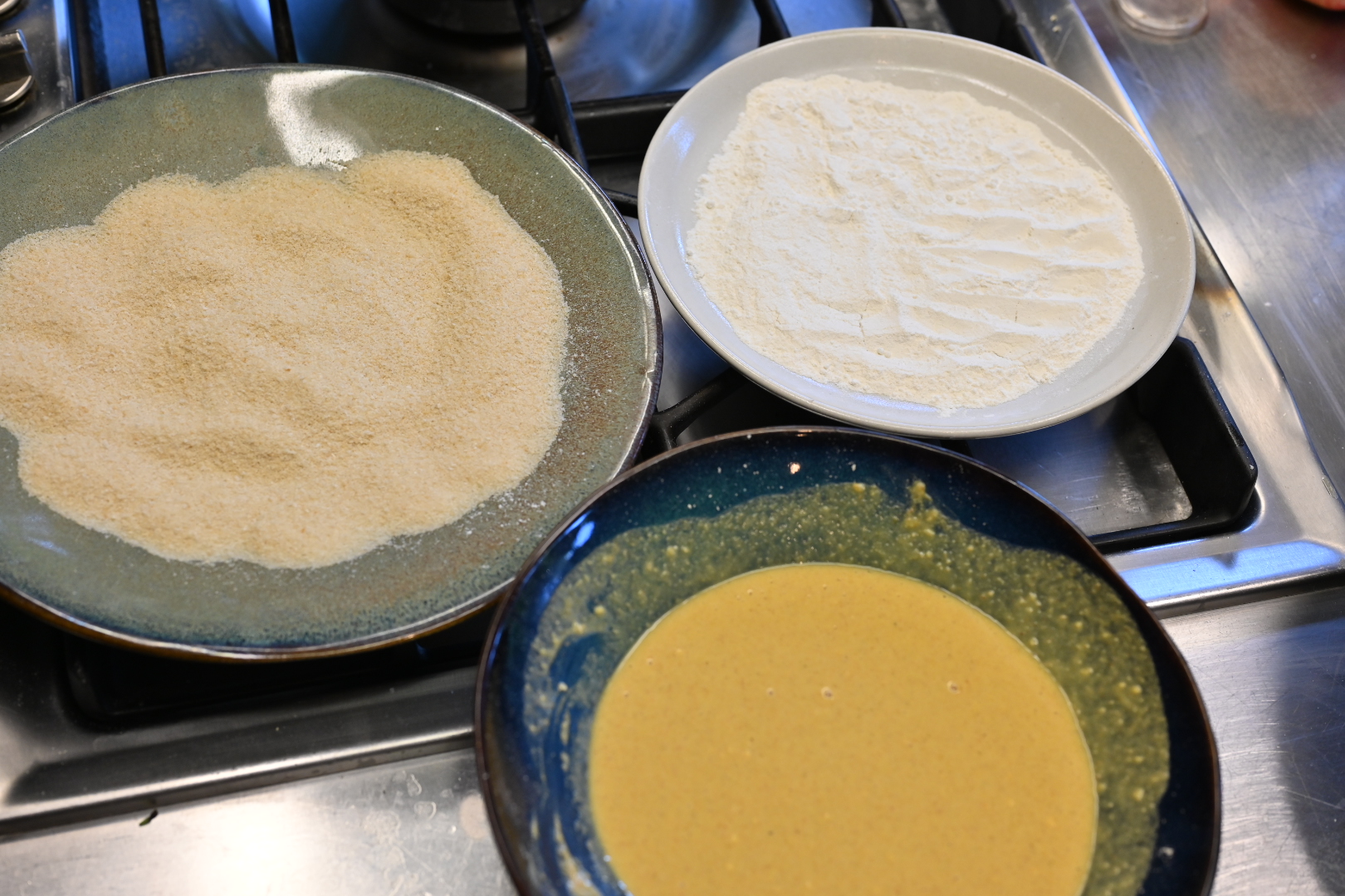 Schritt 1: Auberginen für Gebackenes Auberginenfächer-Steak vorbereiten und Teig anrühren 