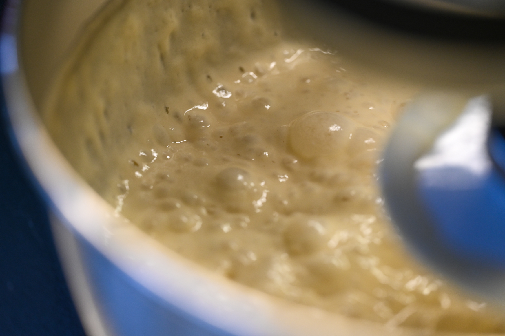 Schritt 1: Vorteig für Bärlauch Focaccia mischen 