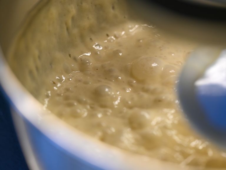 Schritt 1: Vorteig für Bärlauch Focaccia mischen Schritt 1: Vorteig für Bärlauch Focaccia mischen