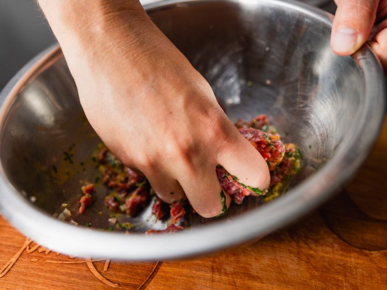 Schritt 1: Vorbereitung der Hackfleischmasse Schritt 1: Vorbereitung der Hackfleischmasse