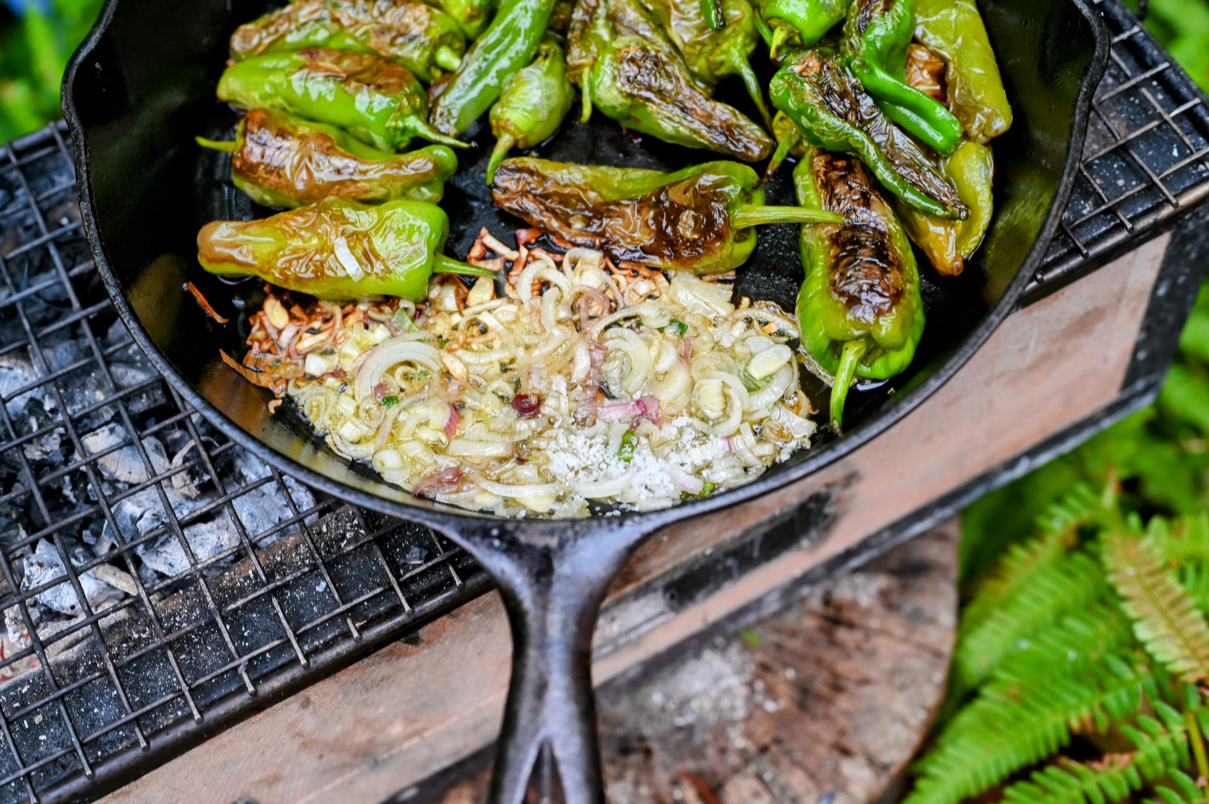 Schritt 3: Pimientos de Padrón mit Zwiebeln und Zitronen würzen und anrichten