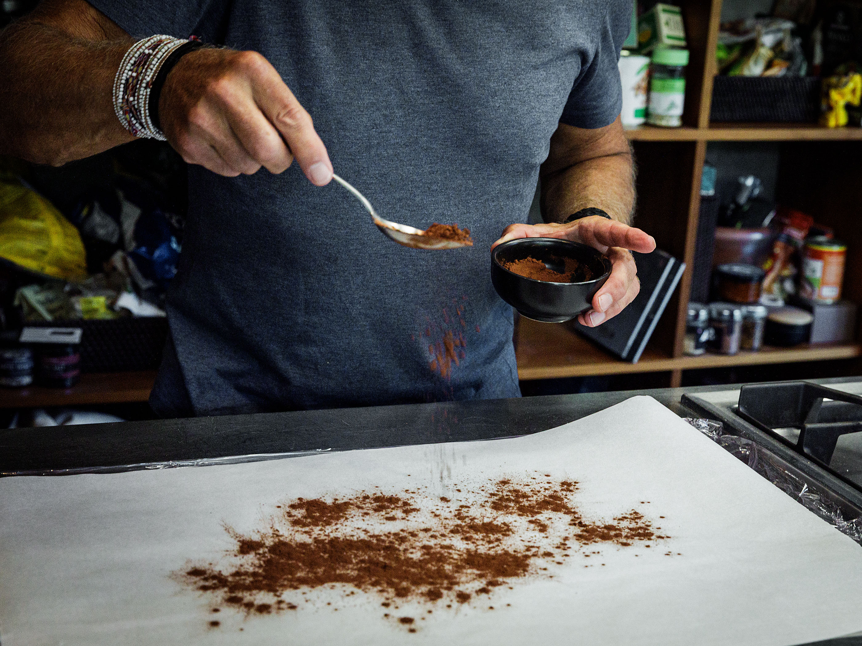 Schritt 3: Schokoladenmeringue für Glutenfreie Heidelbeer-Schokoladenmeringue-Roulade zubereiten 