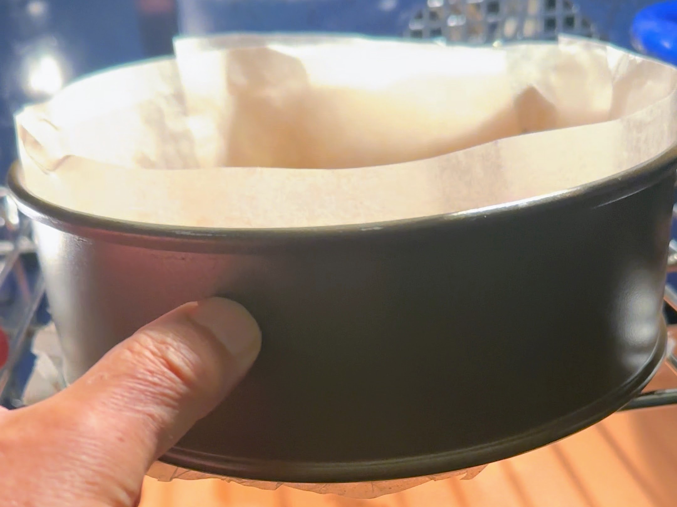 Schritt 1: Biscuitboden für Mascarpone-Meringue-Cheesecake mit Passionsfrucht zubereiten 