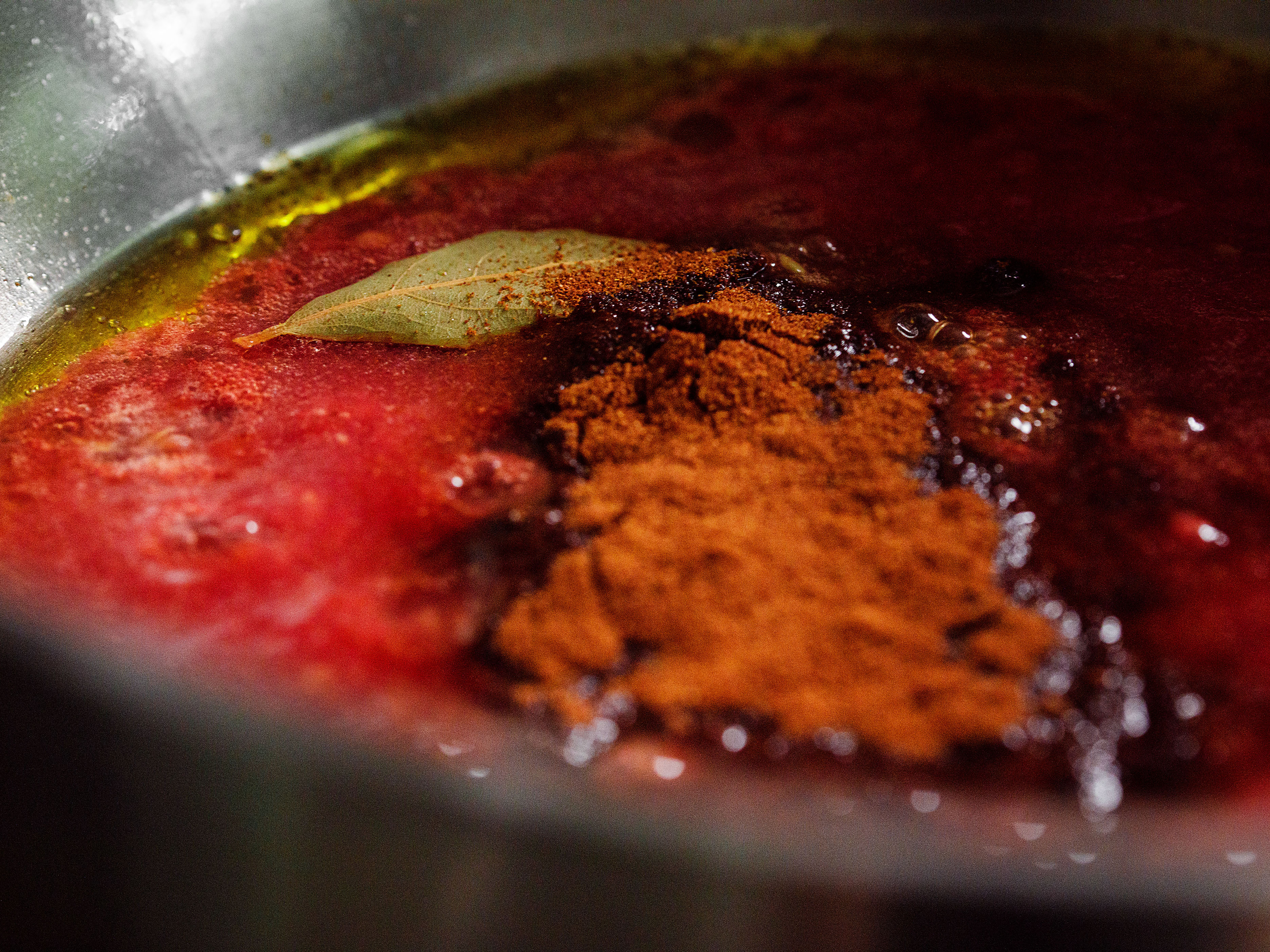 Schritt 2: Tomatenpüree, Zucker, Lorbeerblatt, Pimentón und Cayennepfeffer zugeben