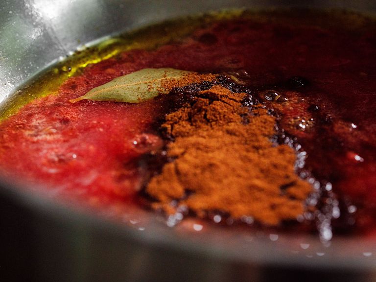 Schritt 2: Tomatenpüree, Zucker, Lorbeerblatt, Pimentón und Cayennepfeffer zugeben Schritt 2: Tomatenpüree, Zucker, Lorbeerblatt, Pimentón und Cayennepfeffer zugeben