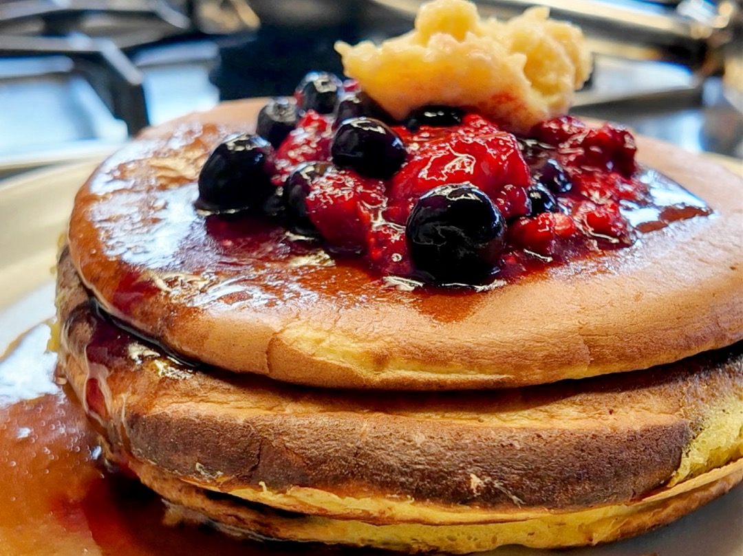 Schritt 6: Golden Pancake mit Beerenkompott anrichten