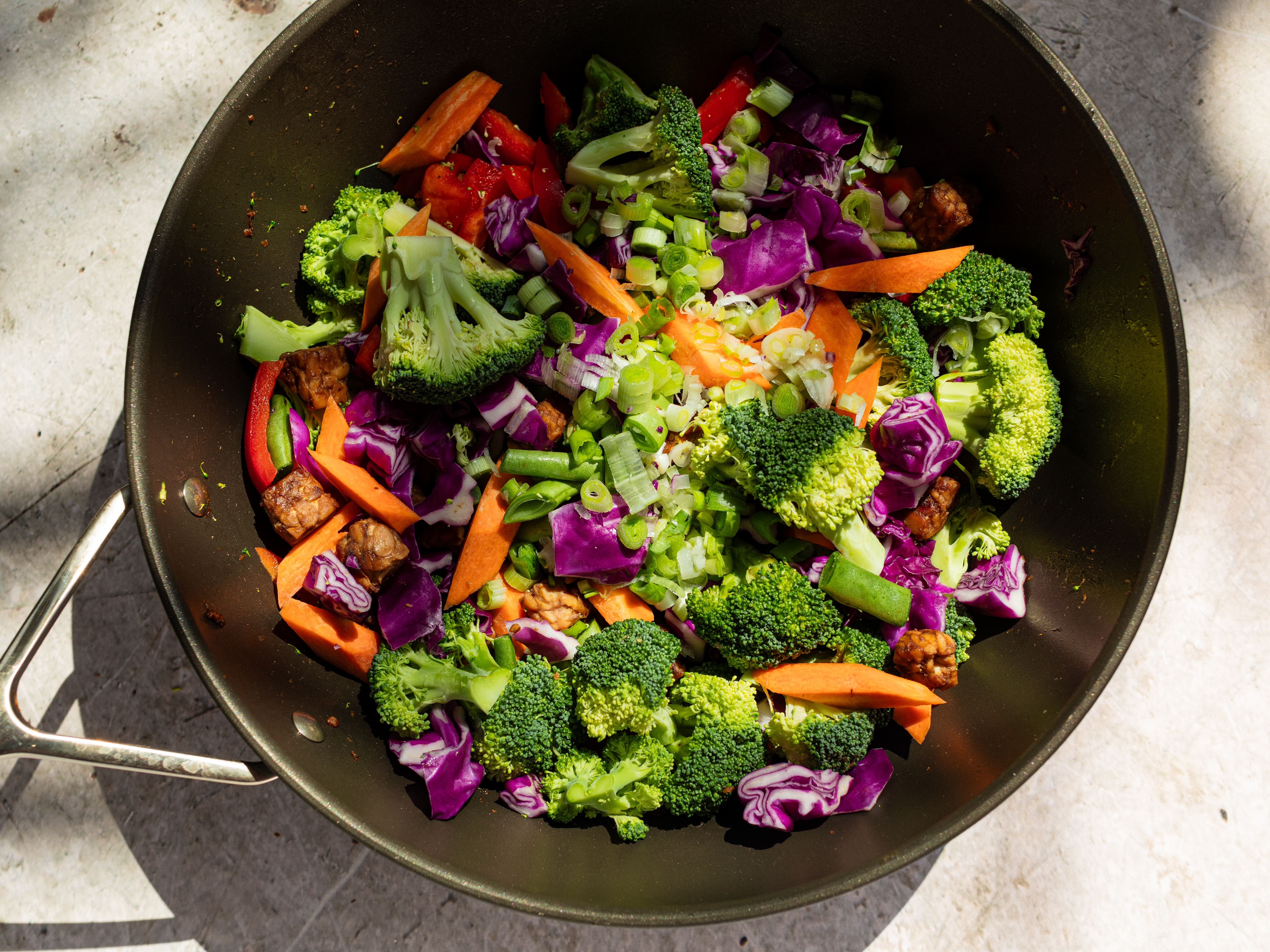 Schritt 4: Tempeh und Gemüse für Rotkohl-Tempeh Pfanne zubereiten  