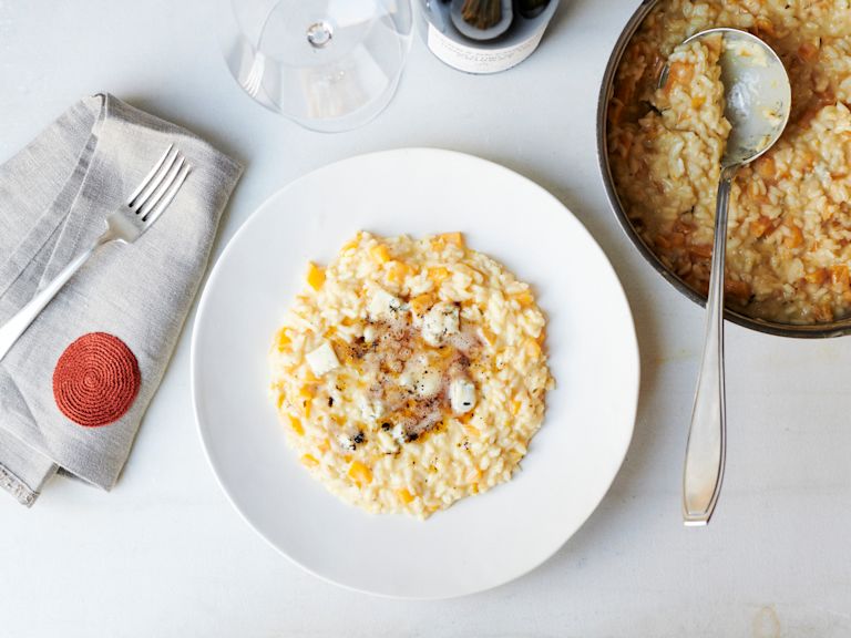 Schritt 4: Kürbisrisotto auf die Teller verteilen, mit brauner Butter beträufeln und mit extra Gorgonzola bestreuen. Schritt 4: Kürbisrisotto auf die Teller verteilen, mit brauner Butter beträufeln und mit extra Gorgonzola bestreuen.