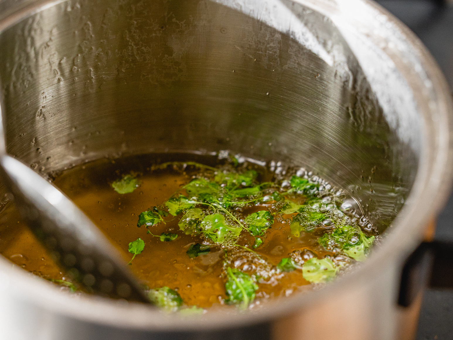 Schritt 2: Barbarakraut für Risotto mit knusprigem Barbarakraut und Riesenkrevetten frittieren 