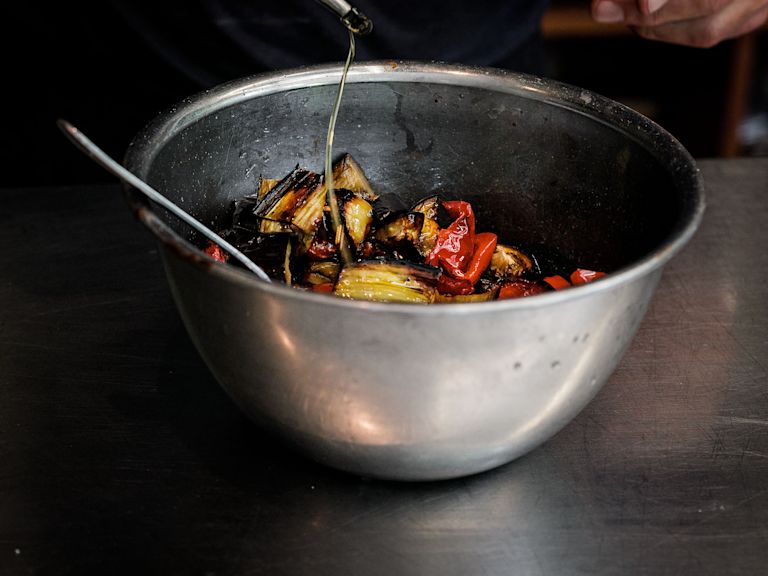 Schritt 3: Das geröstete Gemüse in einer grossen Schüssel mit den 2 Esslöffeln Olivenöl und dem Sherryessig vermengen Schritt 3: Das geröstete Gemüse in einer grossen Schüssel mit den 2 Esslöffeln Olivenöl und dem Sherryessig vermengen