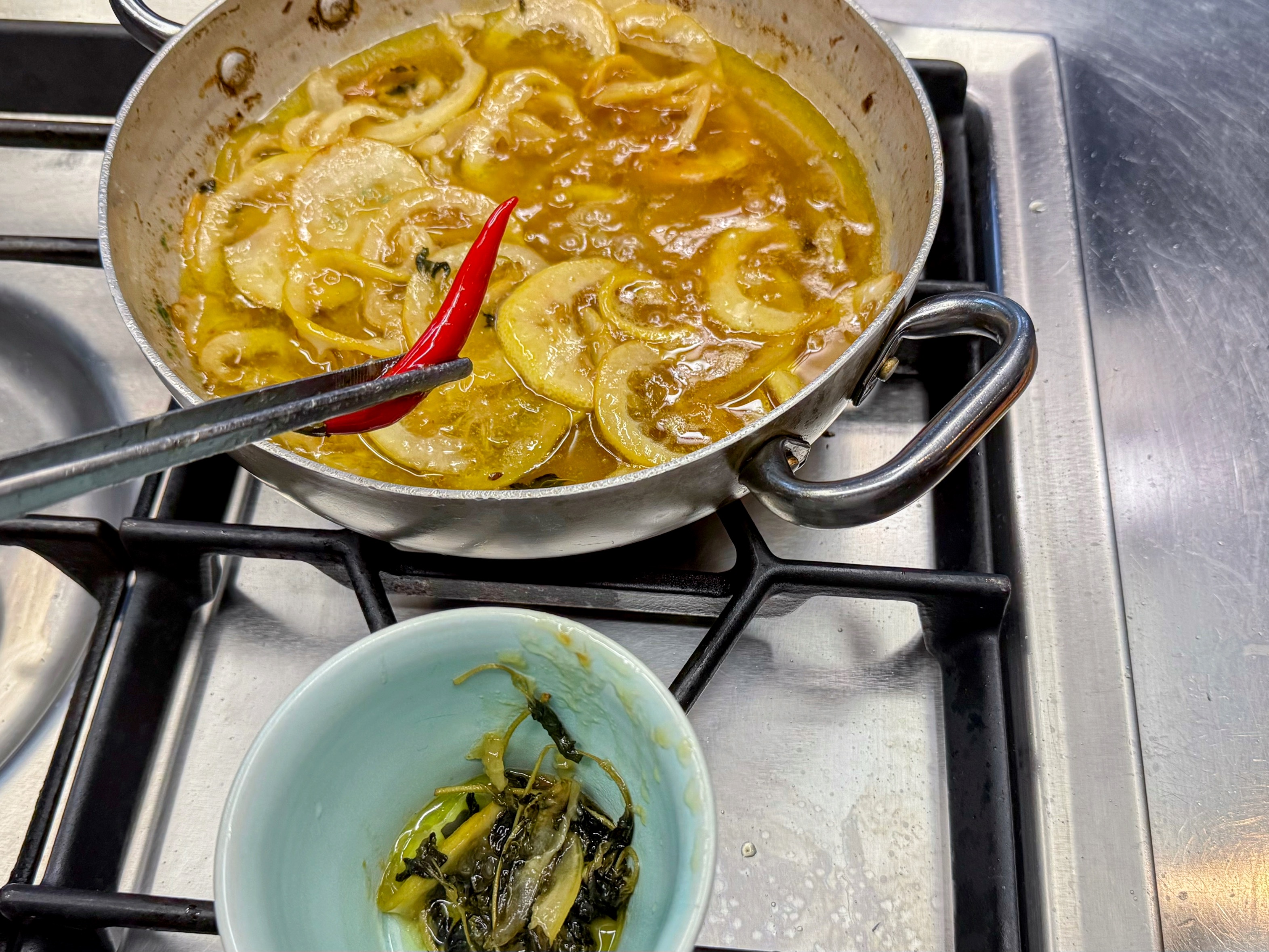 Schritt 2: Grapefruit Carpaccio mit spicy Zitrus-Dressing anrichten und servieren