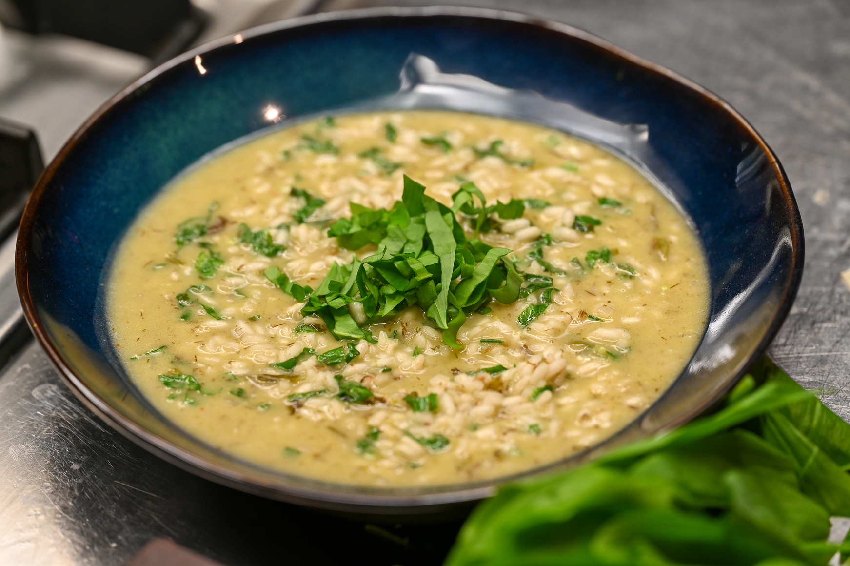 Schritt 2: Zum Schluss den Pecorino einrühren und in der Pfanne einige Minuten zugedeckt ziehen lassen