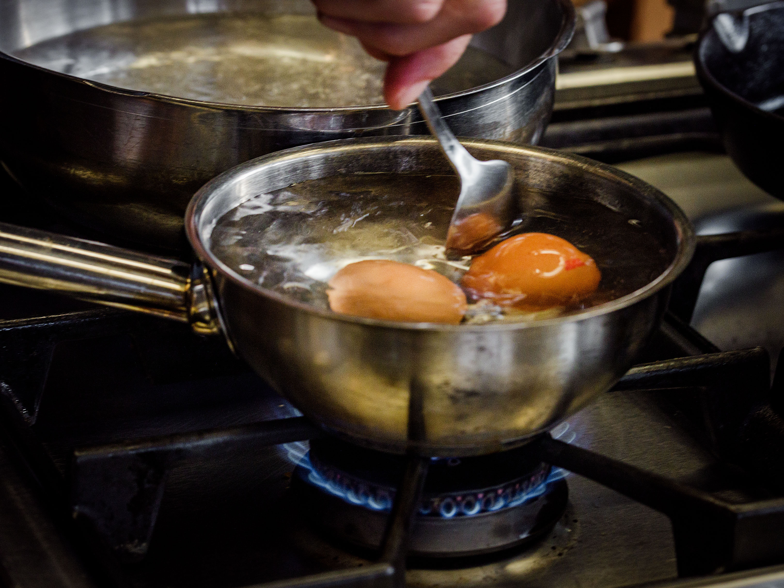 Schritt 3: Speck braten und Eier pochieren