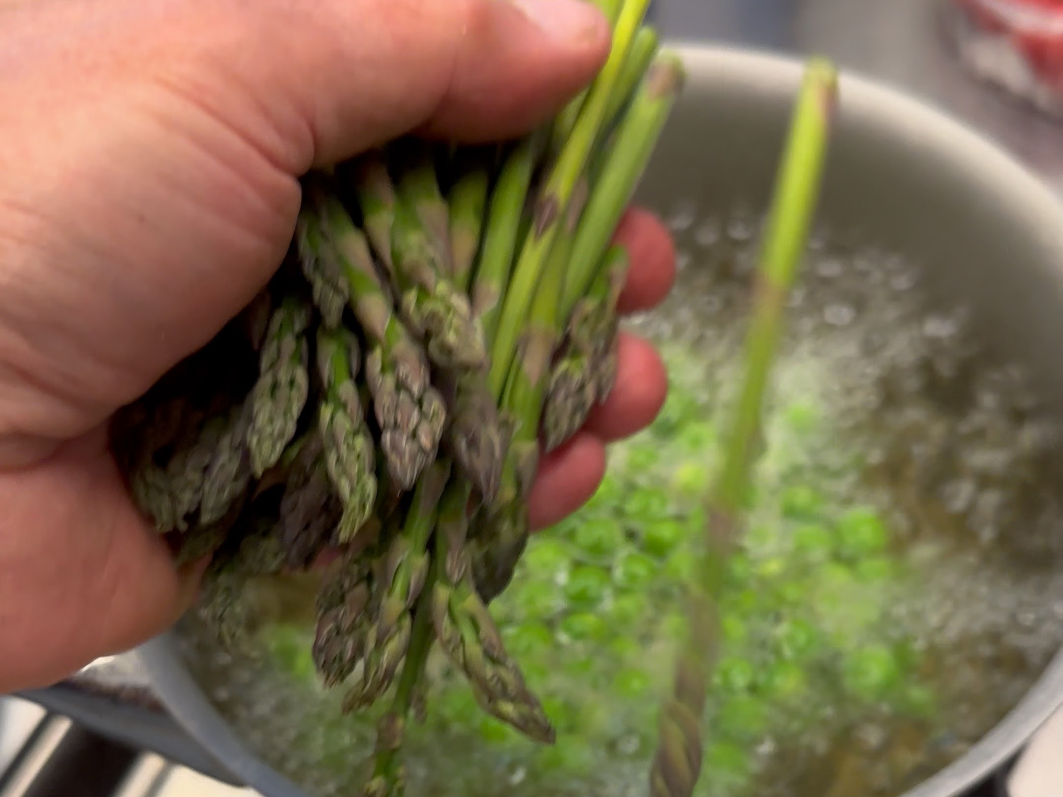 Schritt 2: Den grünen Spargel oder den Wildspargel und die Erbsen hinzufügen