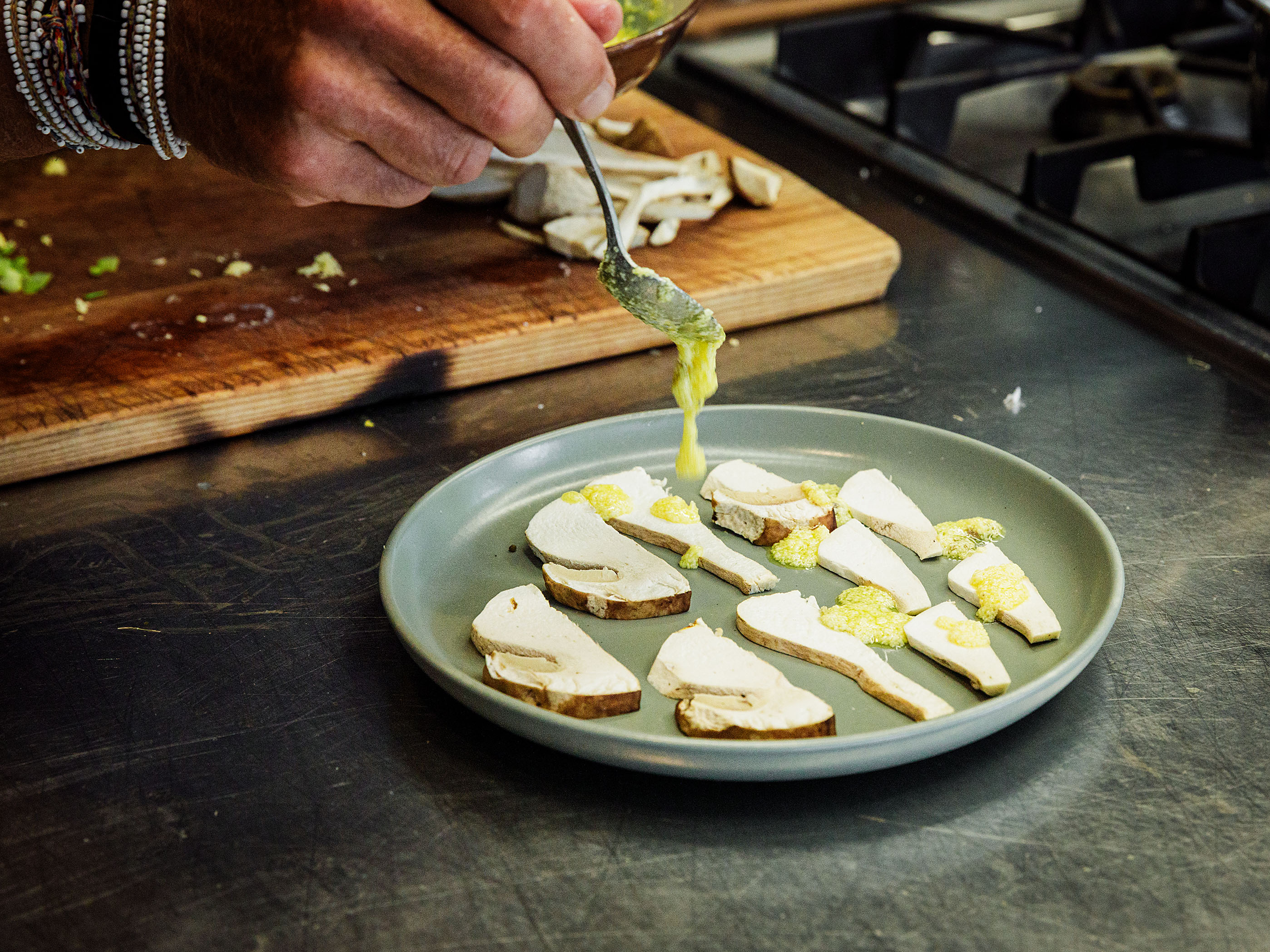 Schritt 3: Steinpilzsalat mit Trüffel anrichten