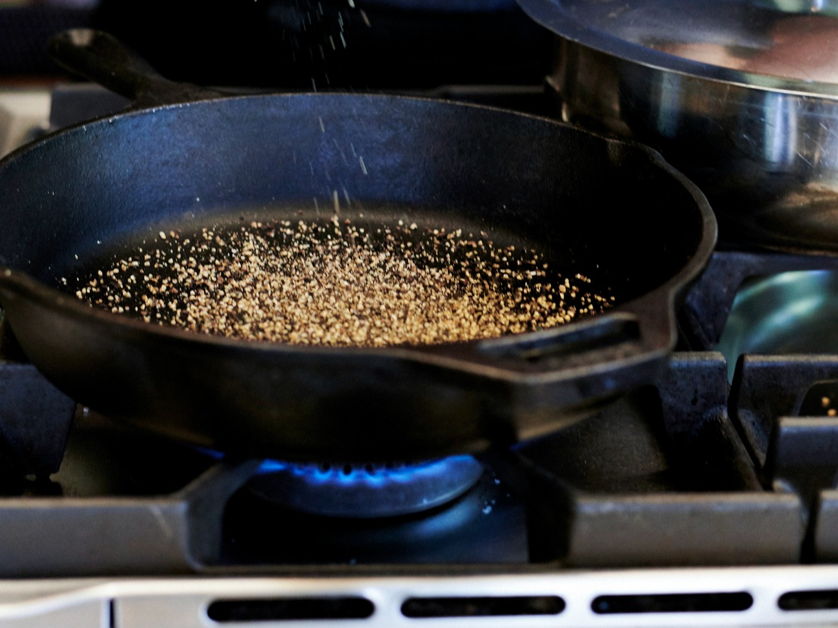 Schritt 5: Den Pfeffer bei mittlerer Hitze unter gelegentlichem Rühren rösten