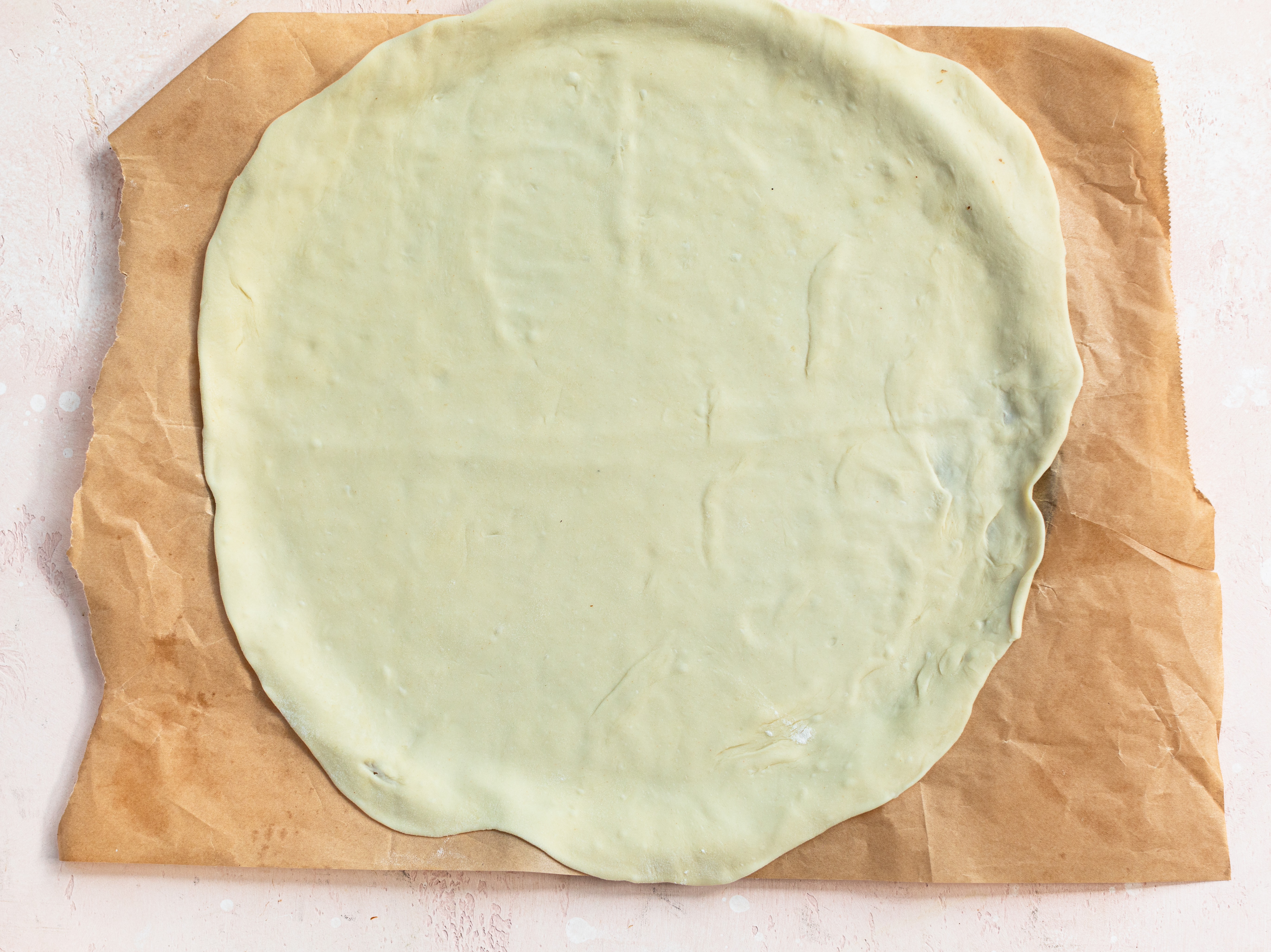 Schritt 3: Die ausgerollten Teige je auf ein mit Backpapier belegtes Backblech geben