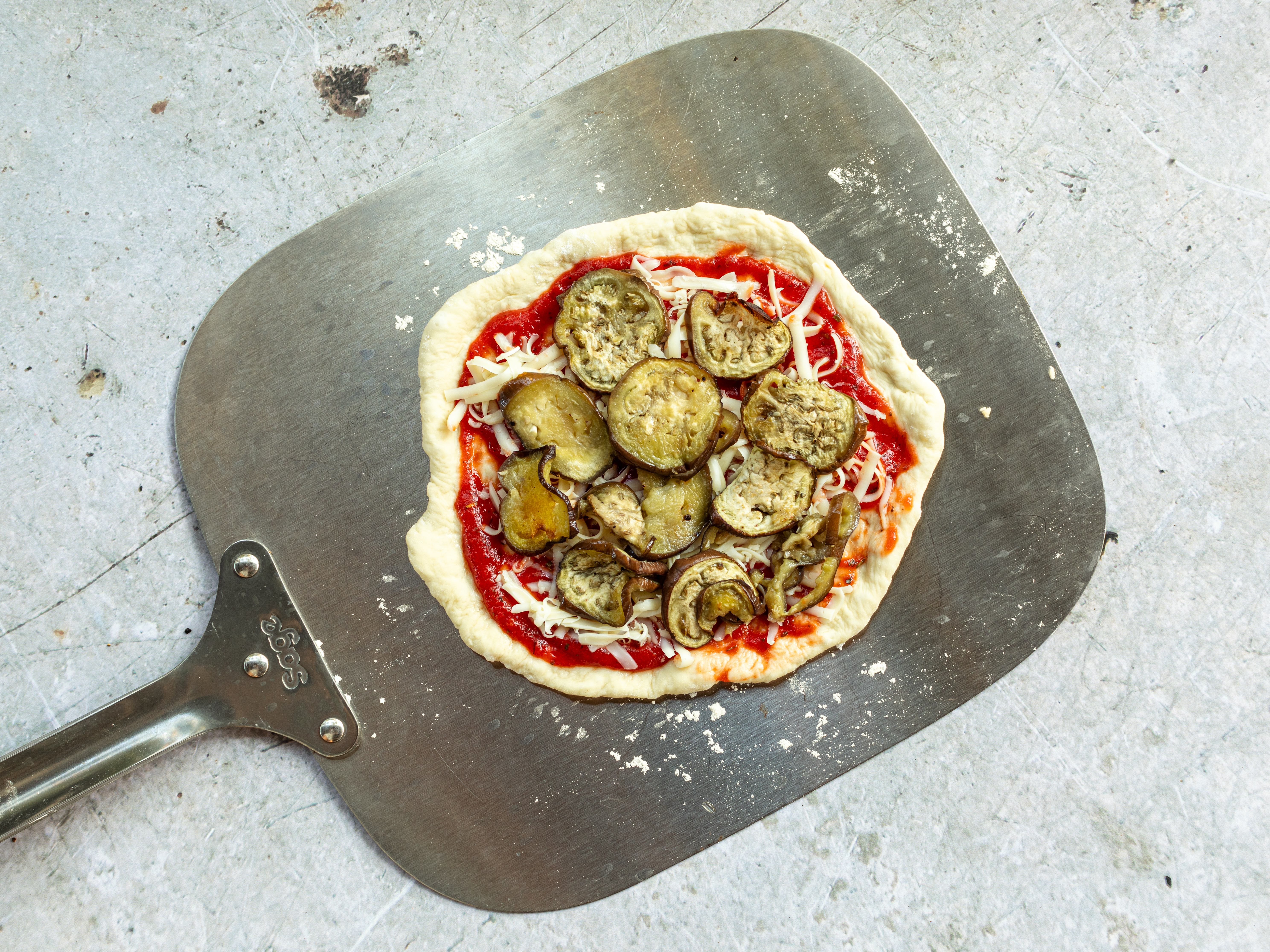 Schritt 4: Pizza mit Aubergine und kandierten Baumnüssen belegen