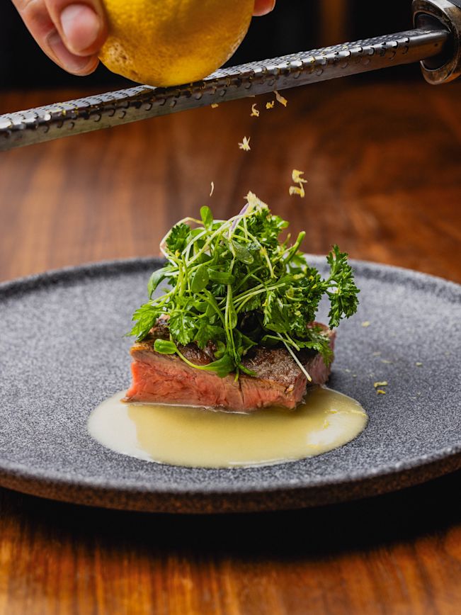 Fledermaus Steak mit Kräutersalat und Zitronen Beurre Blanc Rezept Fledermaus Steak mit Kräutersalat und Zitronen Beurre Blanc Rezept