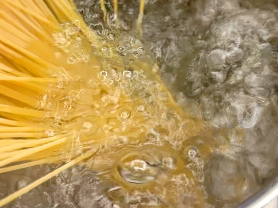 Schritt 2: Spaghetti mit Sardellen-Kapern-Sugo vermengen