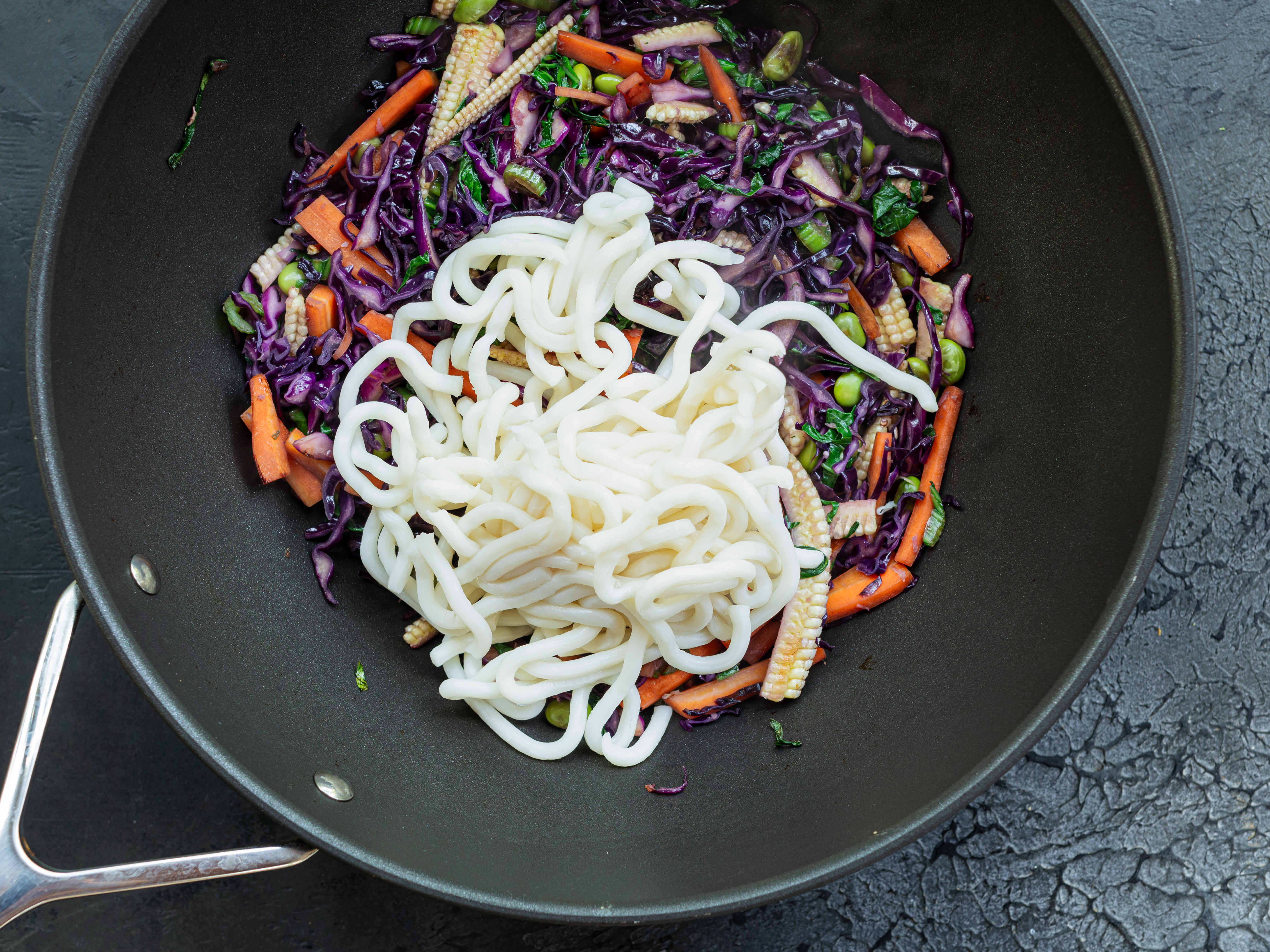 Schritt 4:  Gemüse  für Udon-Nudeln mit Rotkohl anbraten 