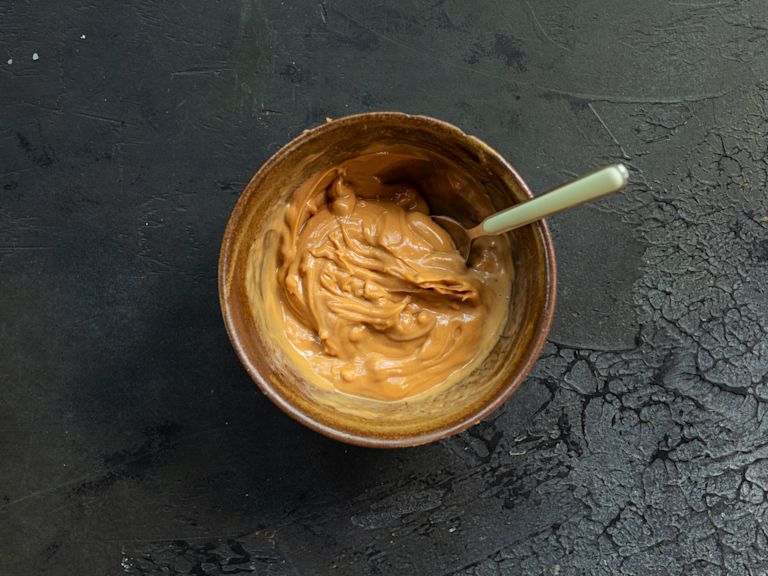 Schritt 2: Sauce für Udon-Nudeln mit Rotkohl zubereiten Schritt 2: Sauce für Udon-Nudeln mit Rotkohl zubereiten