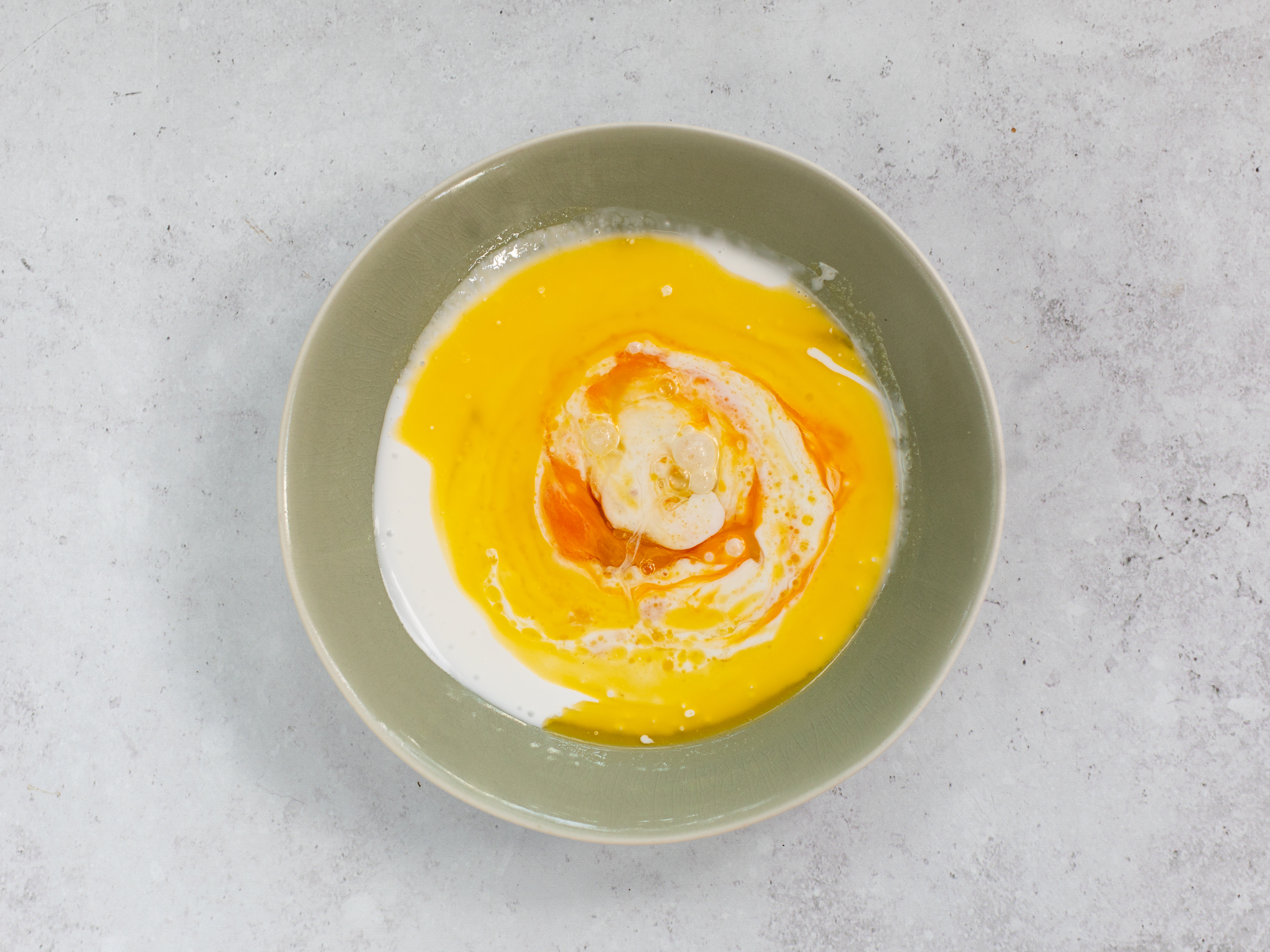 Schritt 2: Feuchte Zutaten für Kokos-Limetten-Waffeln mischen 