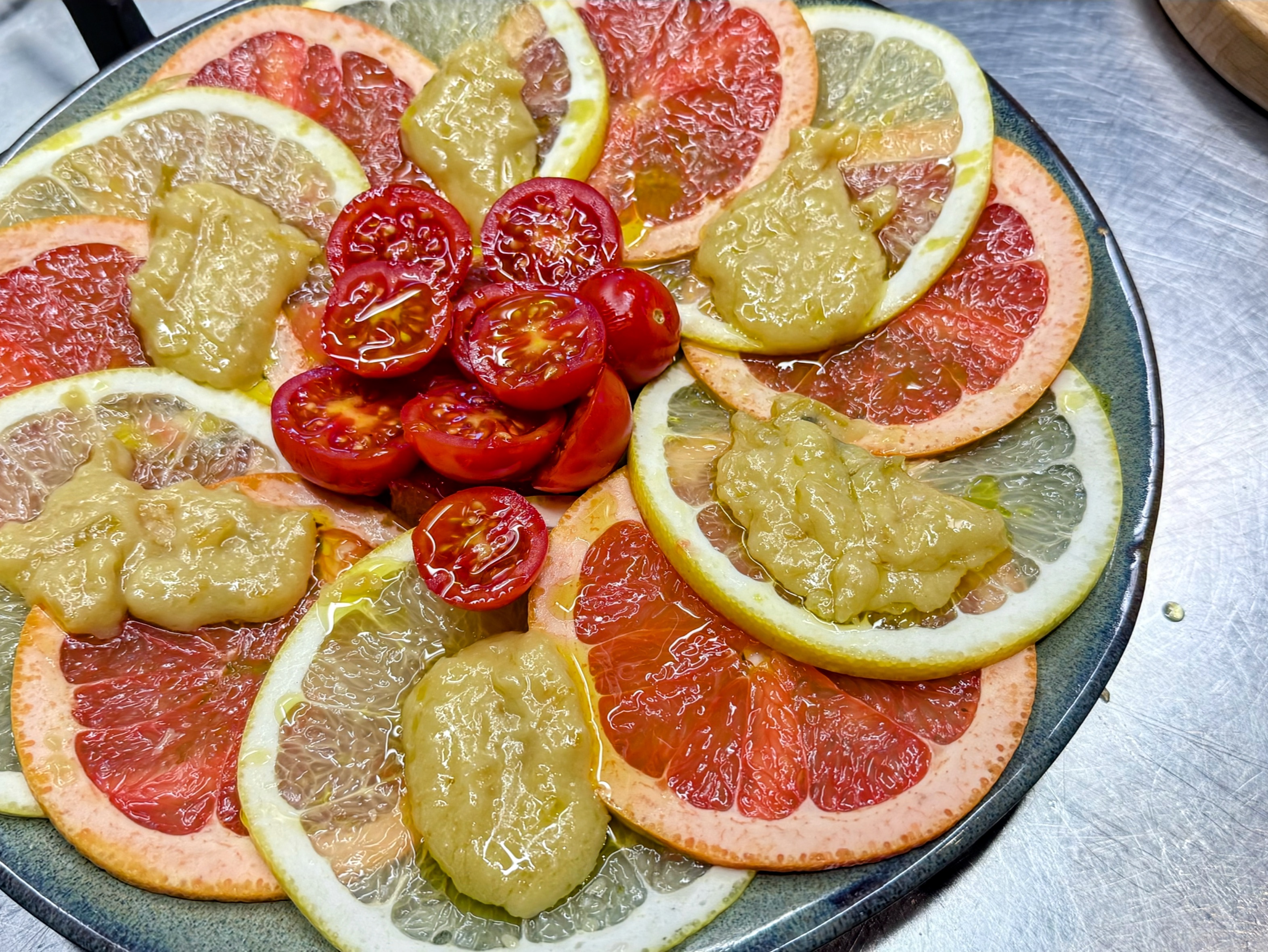 Schritt 2: Grapefruit Carpaccio mit spicy Zitrus-Dressing anrichten und servieren