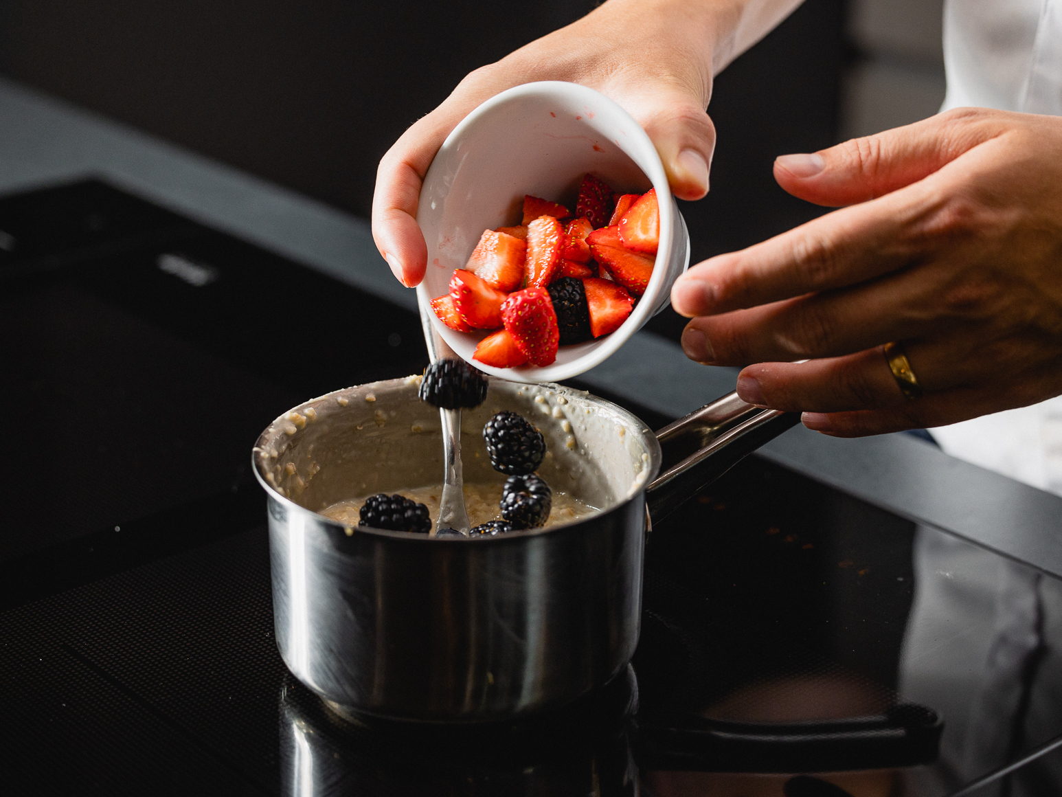 Schritt 2: Waldbeeren-Porridge fertigstellen & servieren 
