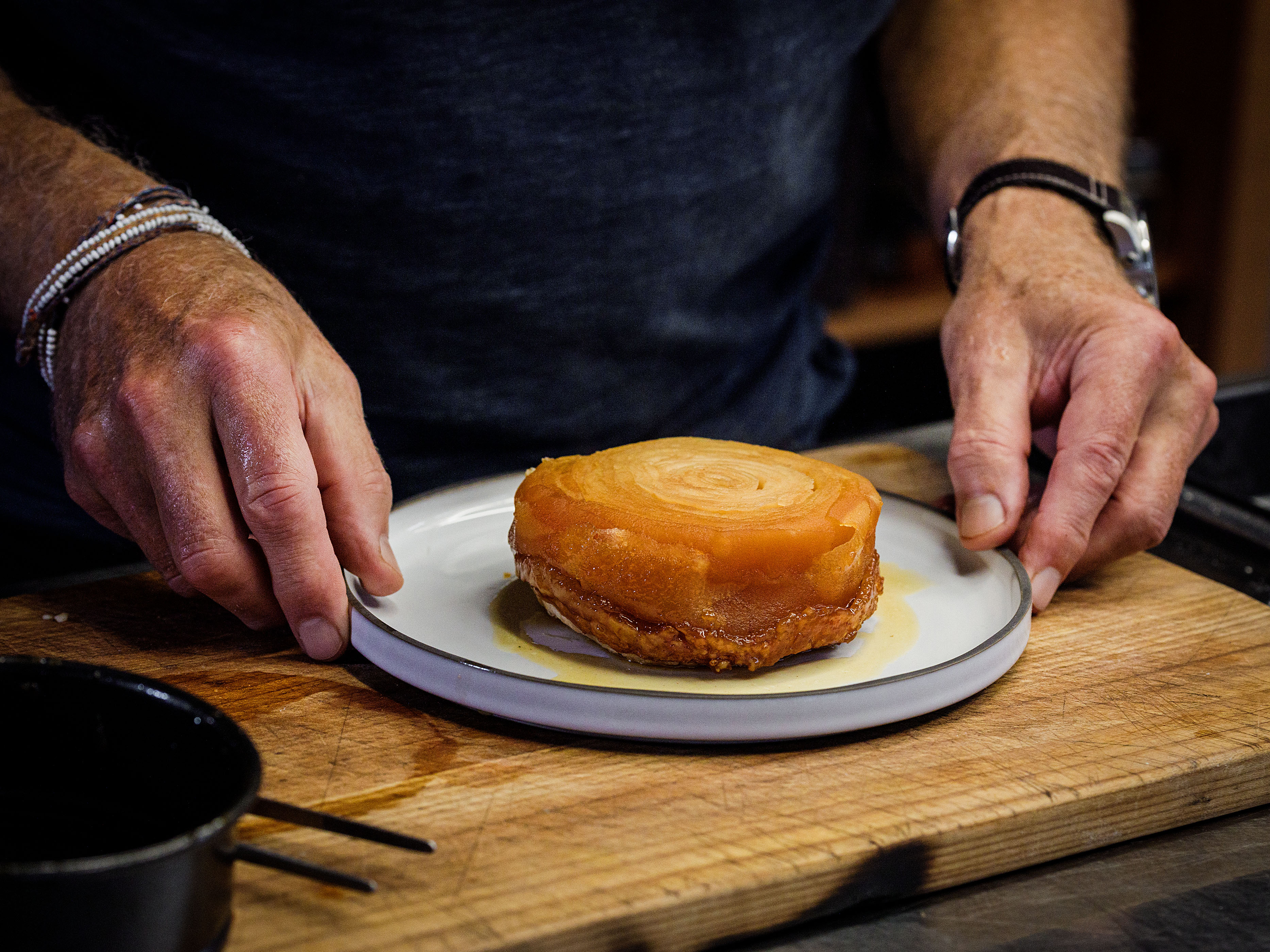 Schritt 5: Tarte 15-20 Minuten backen, herausnehmen und auf einen Teller stürzen, sodass der Teig unten liegt
