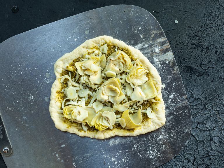 Schritt 2: Pizza mit Artischocke und Spinat belegen