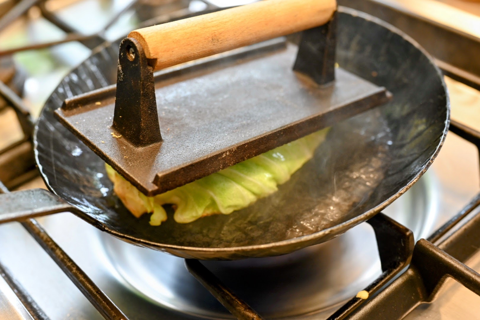 Schritt 1:Spitzkohl für Röst-Spitzkohl mit Chili Crisp-Ginger-Tomaten Salsa rösten  