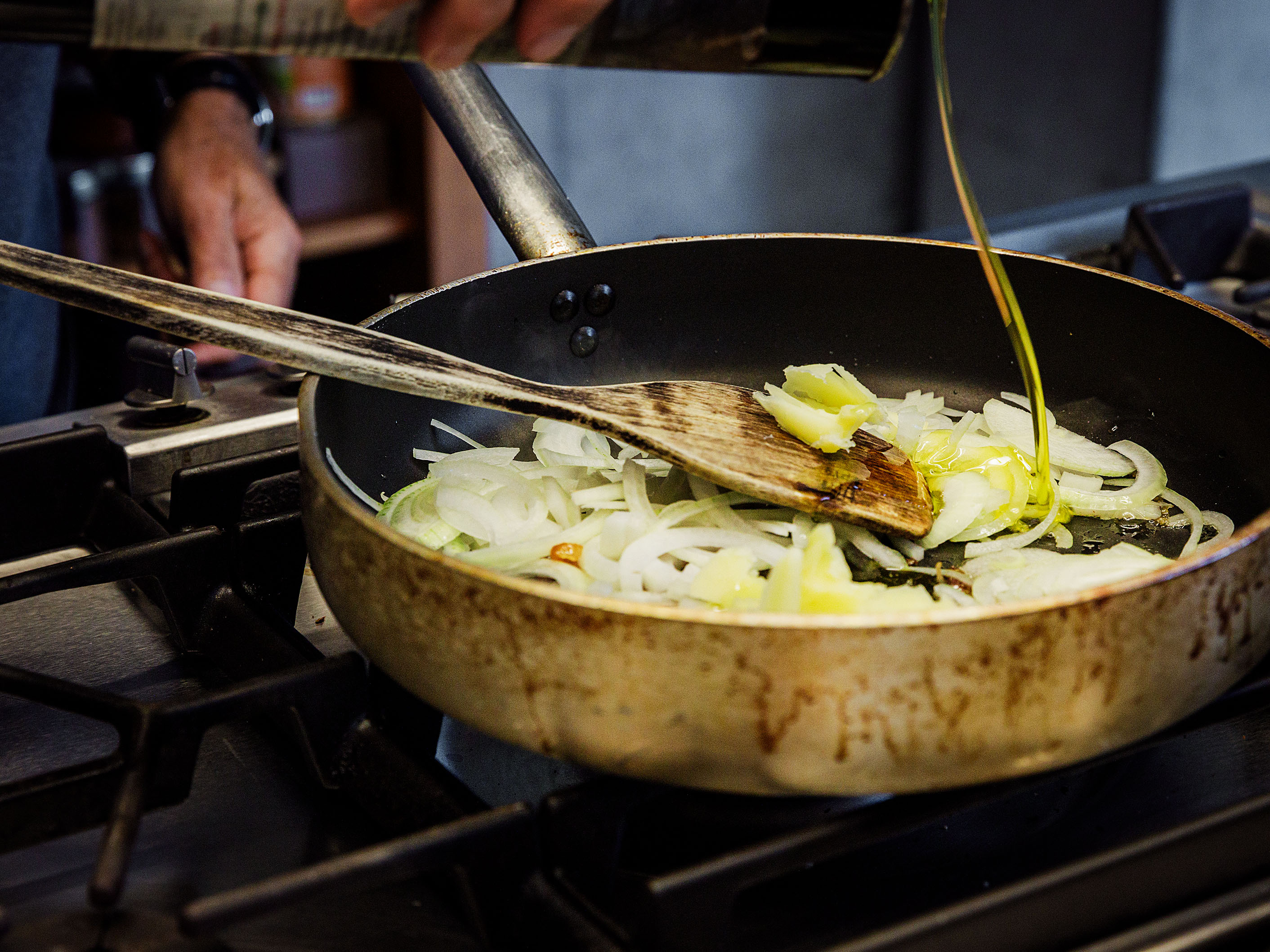 Schritt 3: Guanciale-Scheiben in einer weiten, beschichteten Pfanne bei mittlerer Hitze andünsten, bis das Fett zerläuft