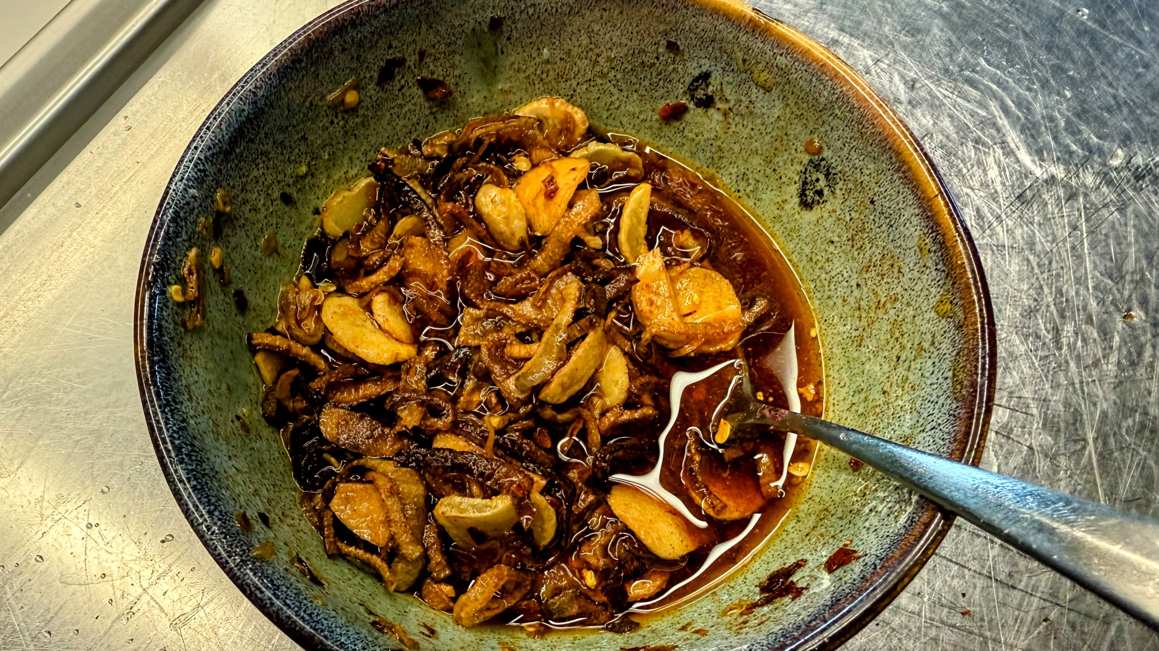 Schritt 2: Chilisauce für Brokkolini mit Ricotta und crispy Chiliöl zubereiten