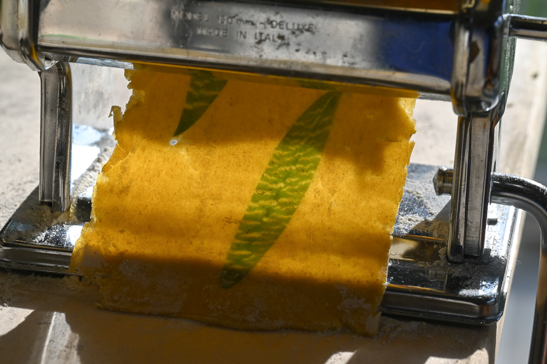 Schritt 3: Die Bärlauchblätter dekorativ zwischen zwei Pastabahnen legen und diese zweimal durch die Pastamaschine drehen