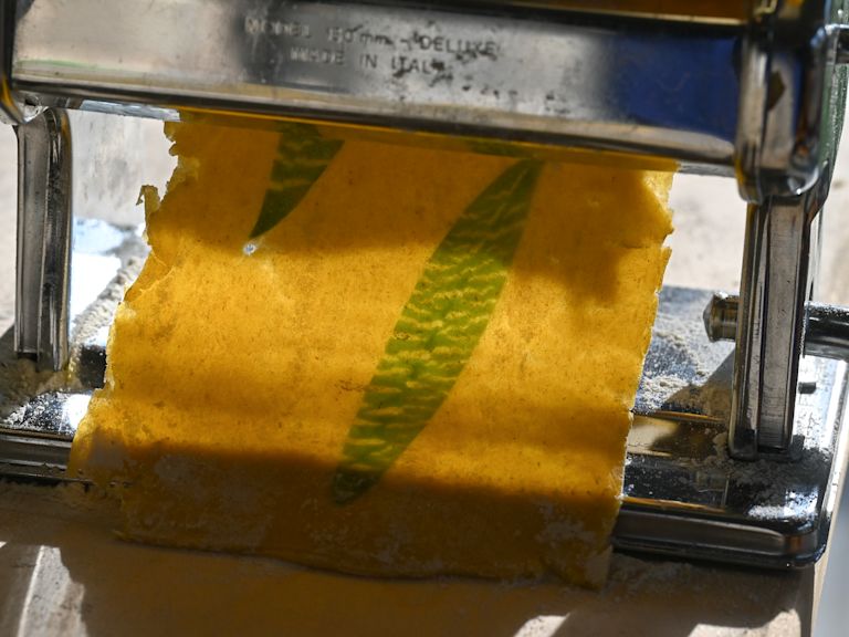 Schritt 3: Die Bärlauchblätter dekorativ zwischen zwei Pastabahnen legen und diese zweimal durch die Pastamaschine drehen Schritt 3: Die Bärlauchblätter dekorativ zwischen zwei Pastabahnen legen und diese zweimal durch die Pastamaschine drehen