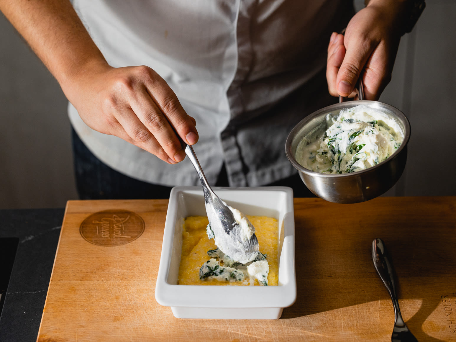 Schritt 2: Die Spinat-Ricotta-Mischung auf die Polenta in der Auflaufform geben und gleichmässig verteilen.