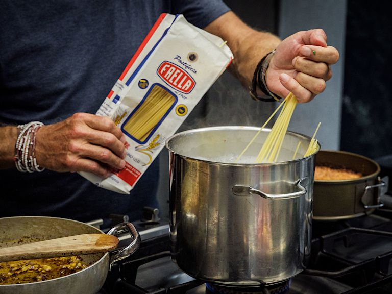 Schritt 1: Pasta in viel gesalzenem Wasser gemäss Anleitung auf der Packung nicht ganz al dente koche Schritt 1: Pasta in viel gesalzenem Wasser gemäss Anleitung auf der Packung nicht ganz al dente koche