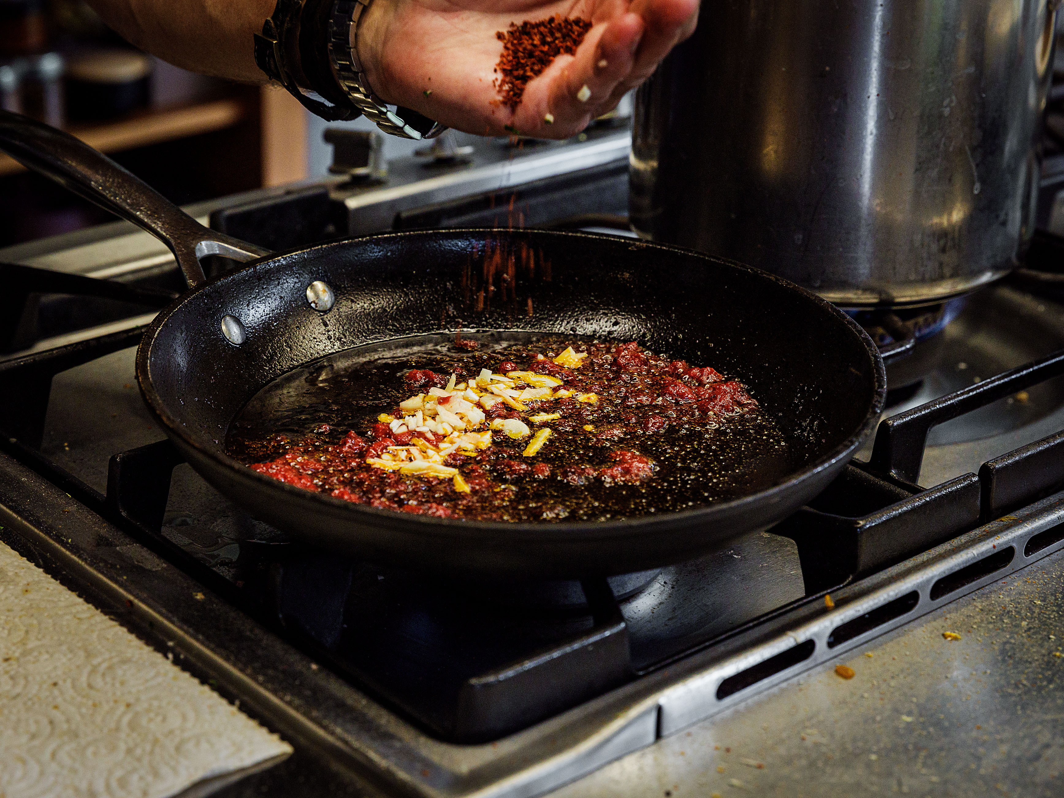 Schritt 2: Knoblauch und die Chiliflocken zugeben und unter häufigem Rühren dünsten, bis der Knoblauch weich ist und duftet