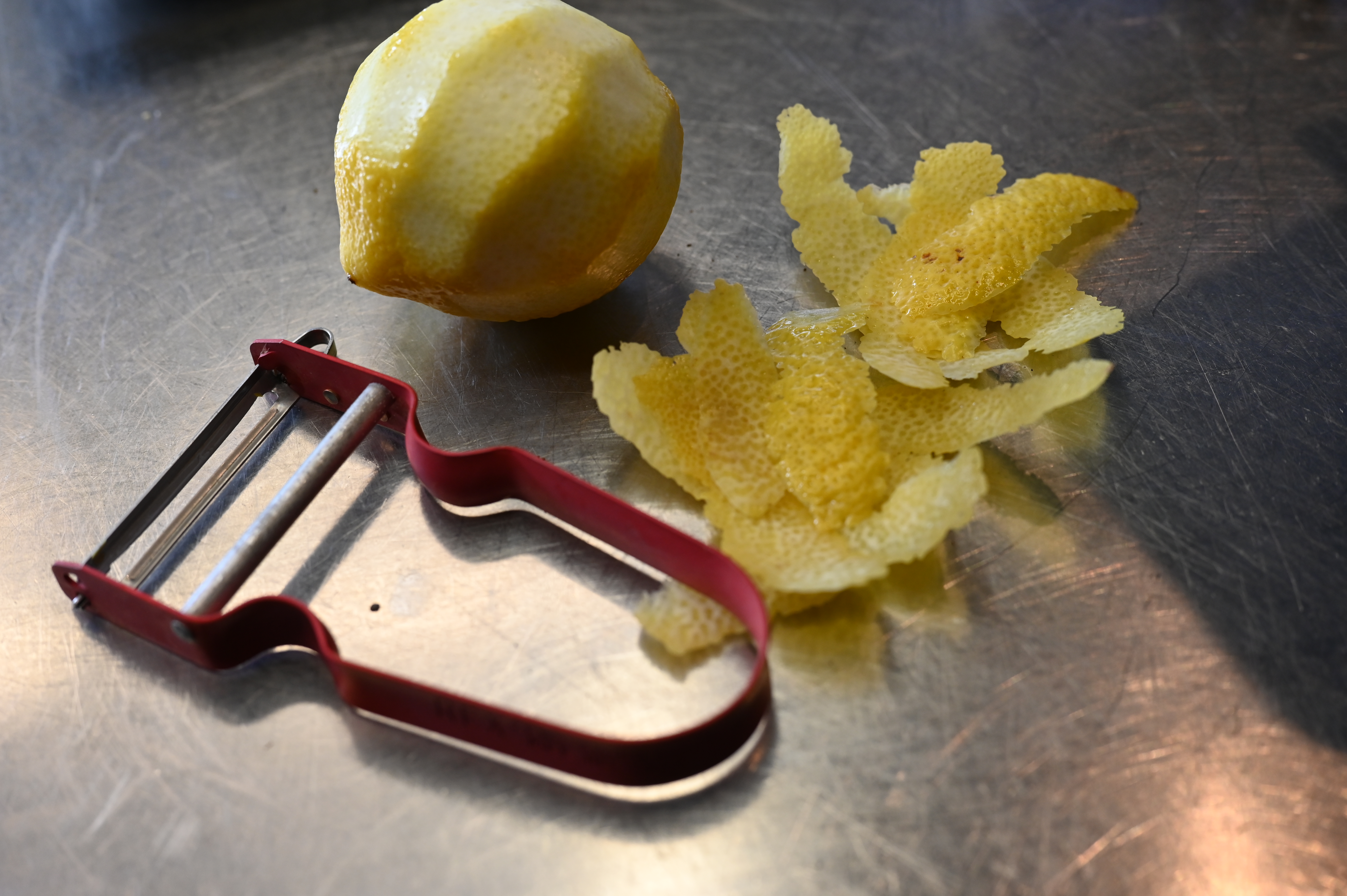 Schritt 1: Die Schale der Zitronen in feinen Streifen abgeschält