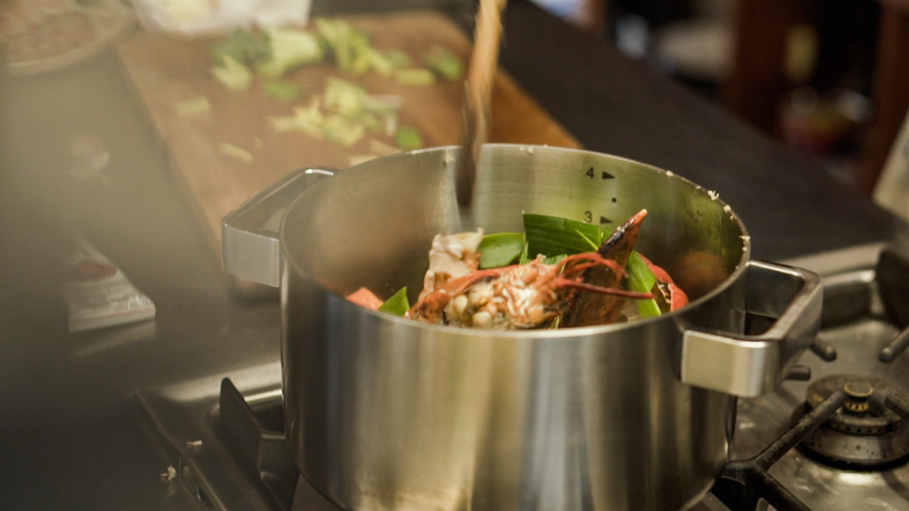 Schritt 1: Hummerschalen-Brühe für Hummer Fregola Sarda zubereiten 