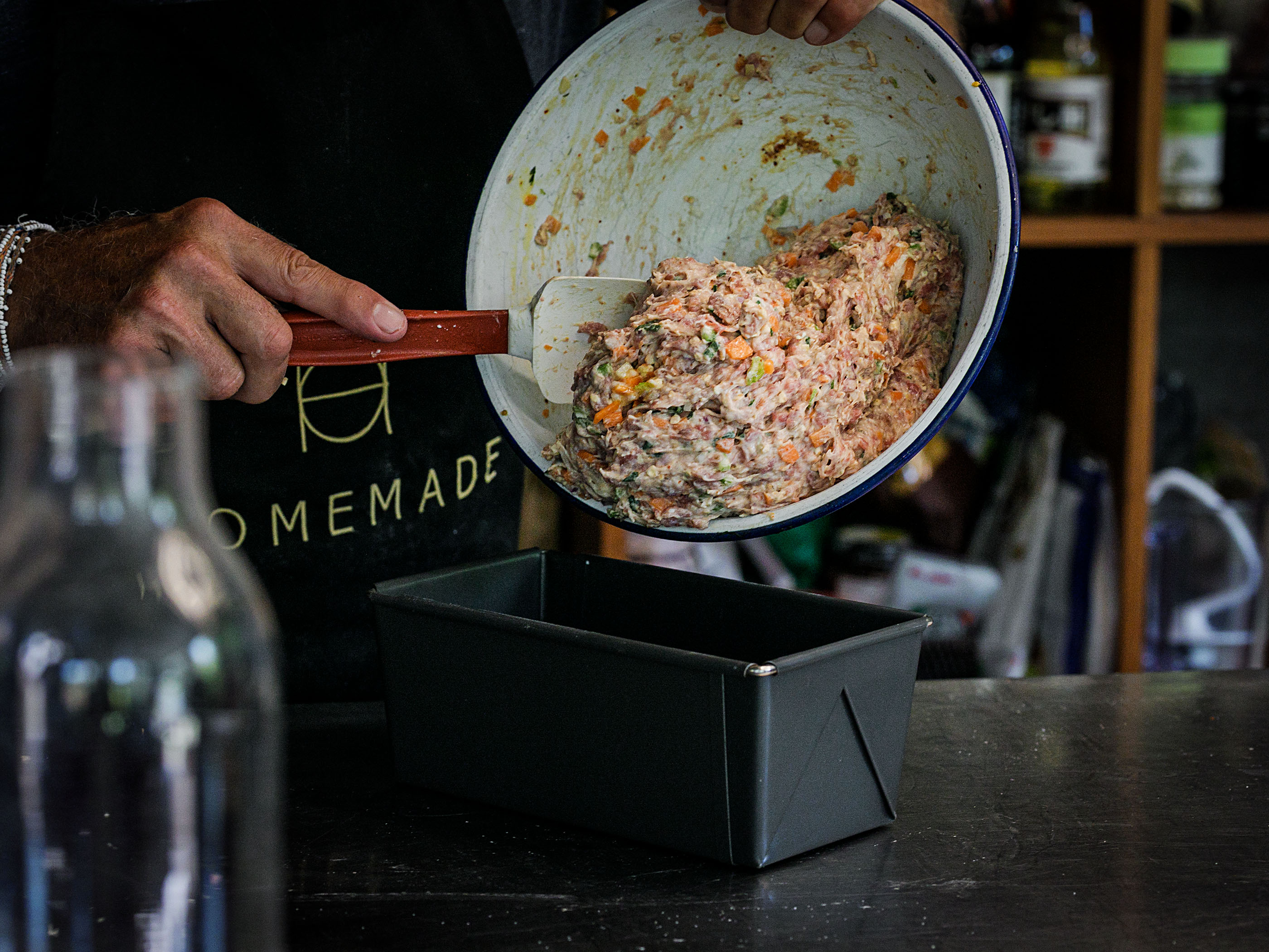 Schritt 1: Die Mischung in die Backform geben