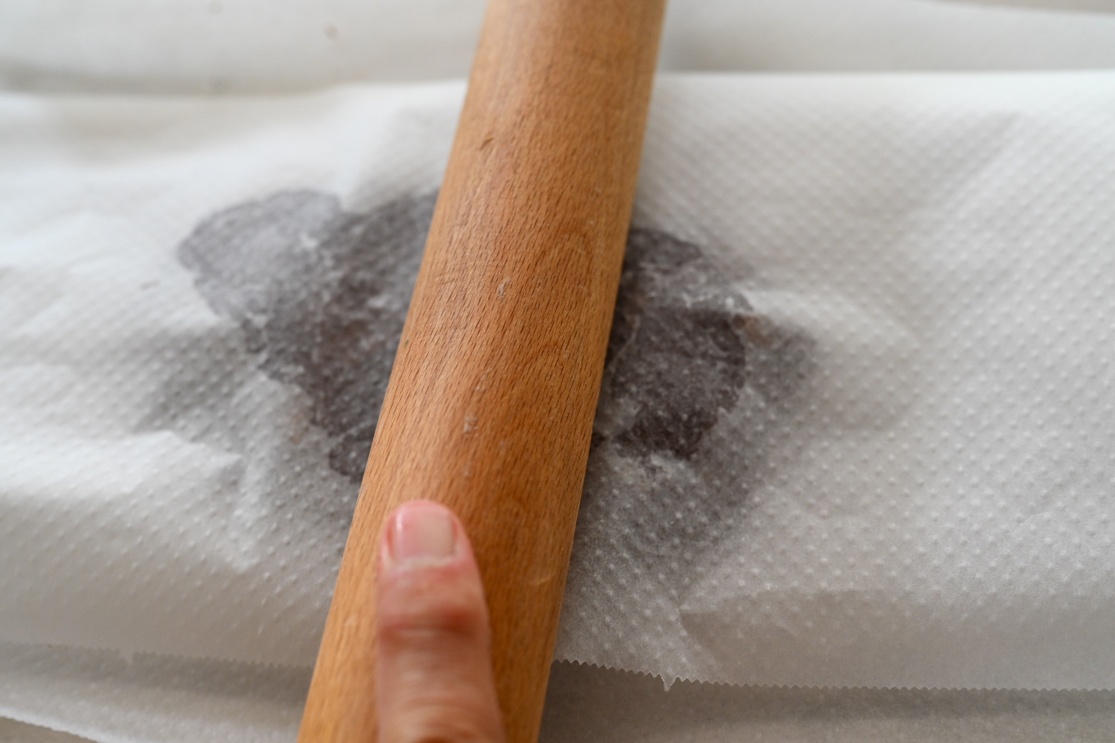 Schritt 1: Den Teig zwischen zwei Lagen Backpapier etwa 3 mm dick ausrollen