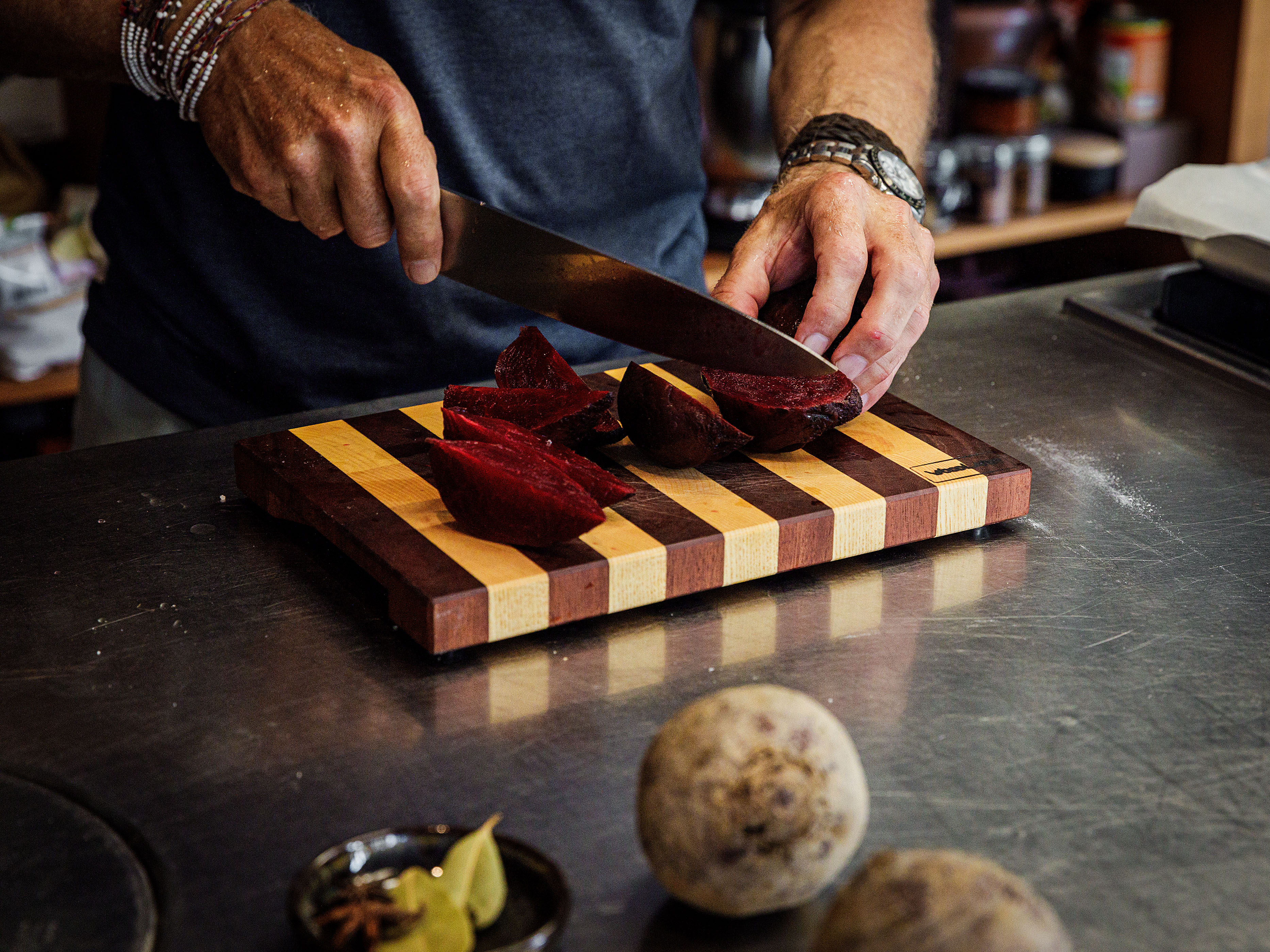 Schritt 1:  Randen schälen und vierteln